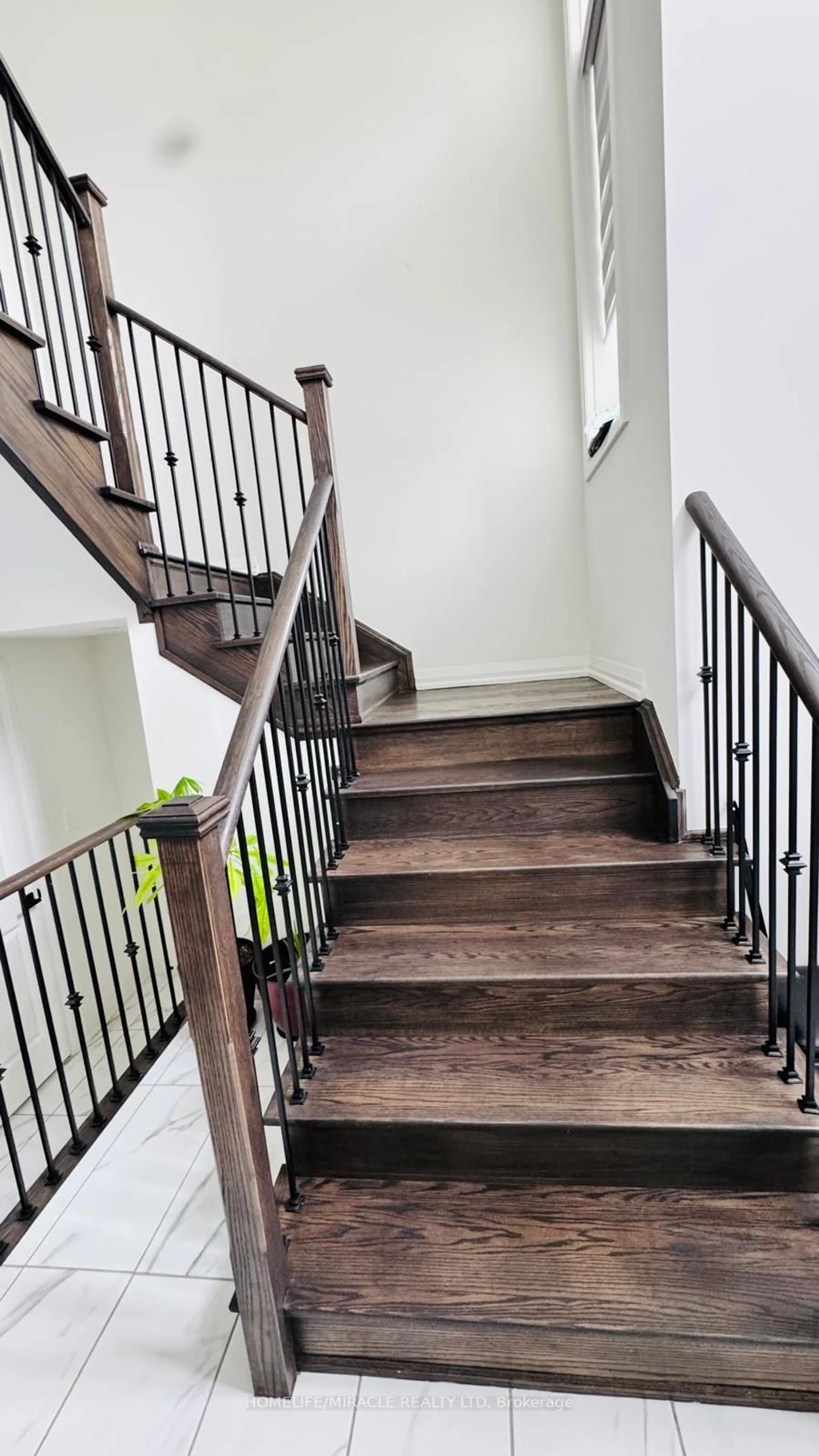 Stairs for 58 Sandhill Cres, Adjala-Tosorontio Ontario L0G 1W0