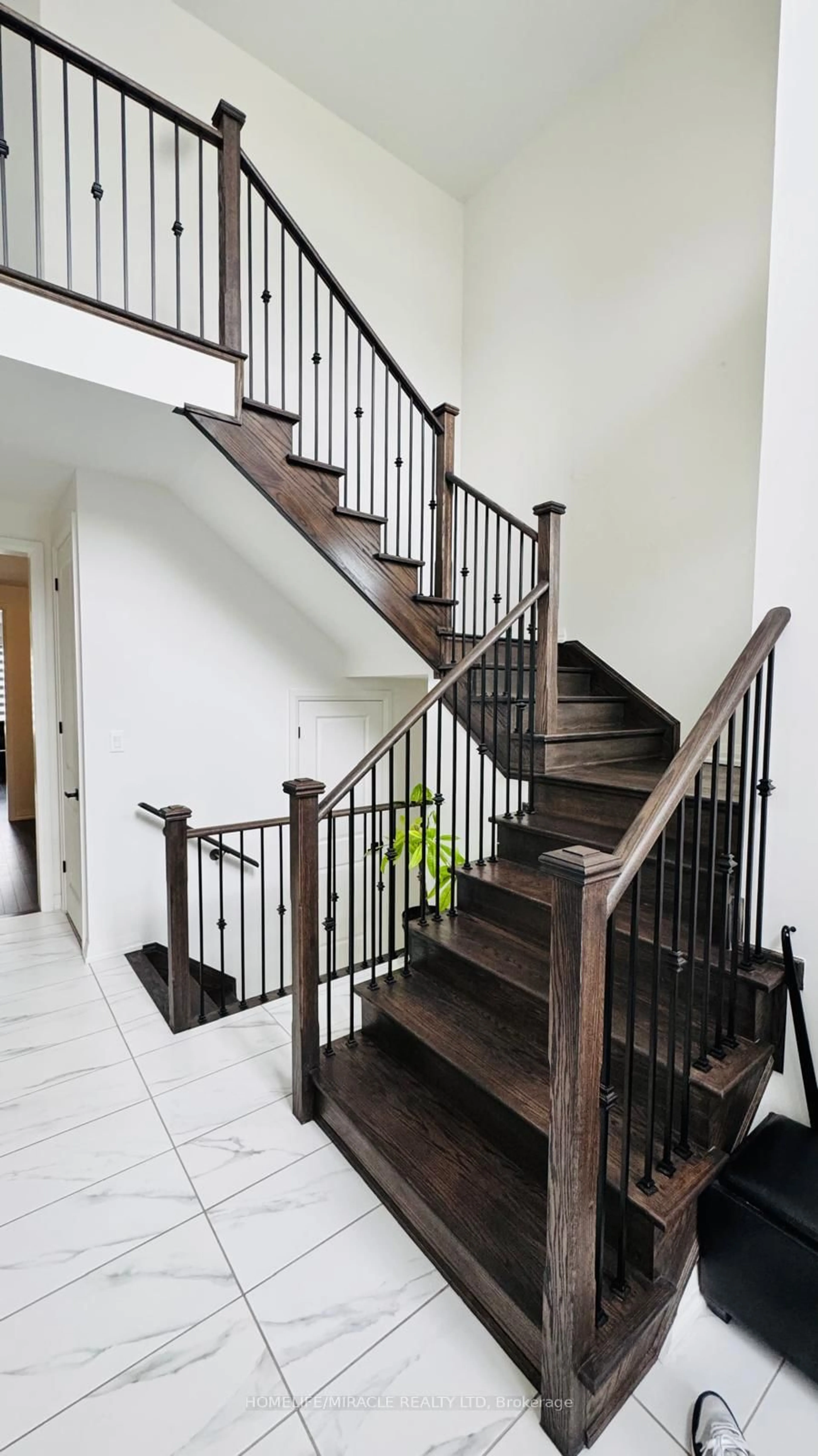 Stairs for 58 Sandhill Cres, Adjala-Tosorontio Ontario L0G 1W0