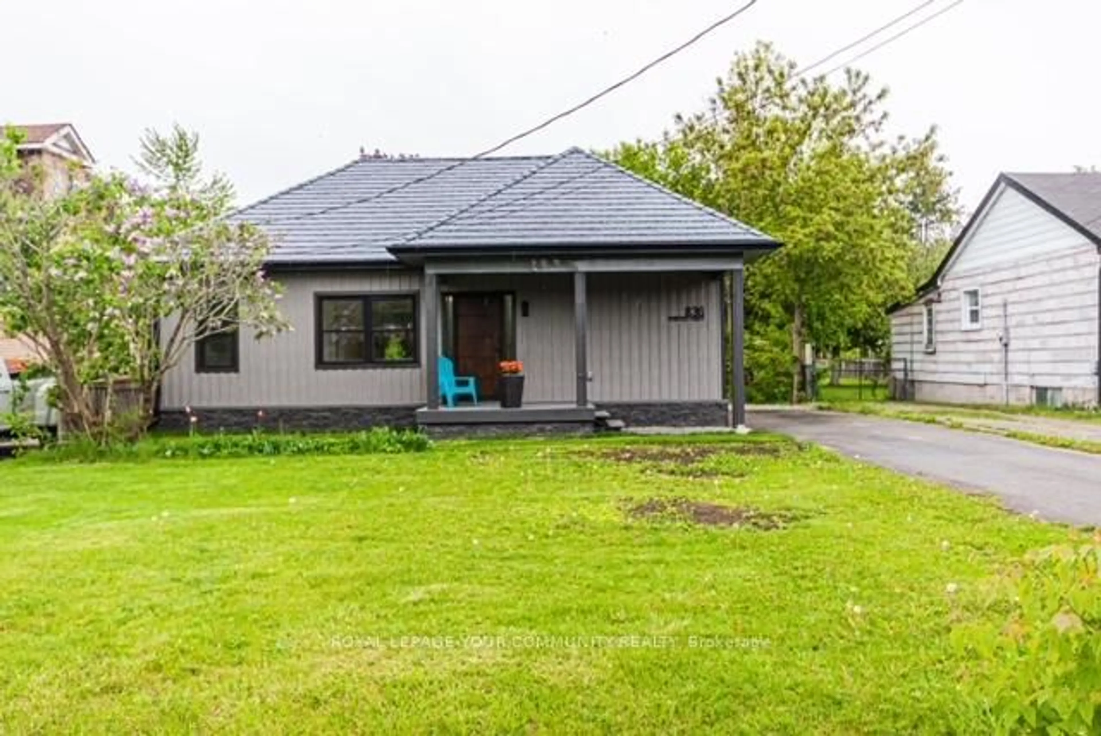 A pic from outside/outdoor area/front of a property/back of a property/a pic from drone, street for 836 Montsell Ave, Georgina Ontario L0E 1S0