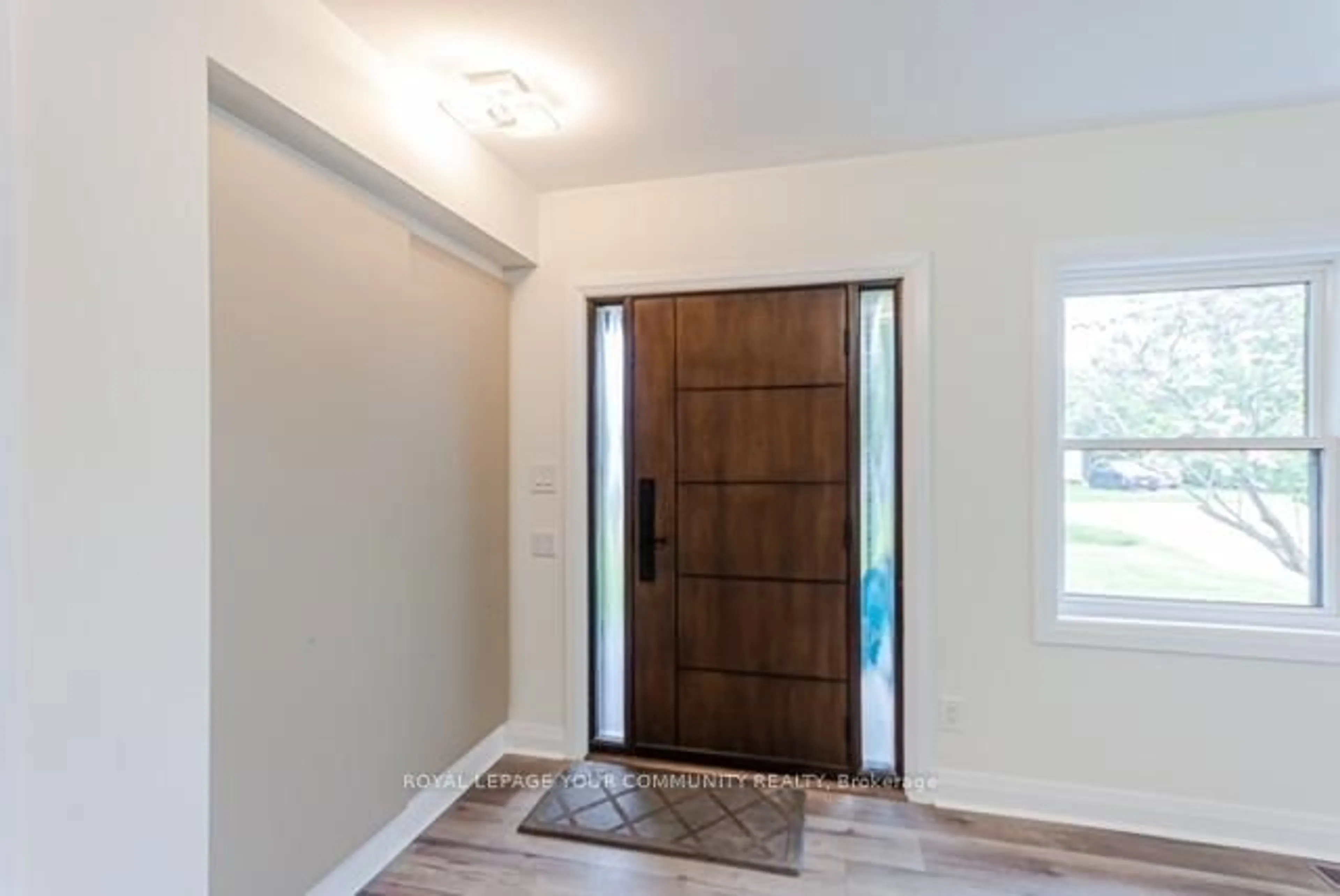 Indoor entryway for 836 Montsell Ave, Georgina Ontario L0E 1S0