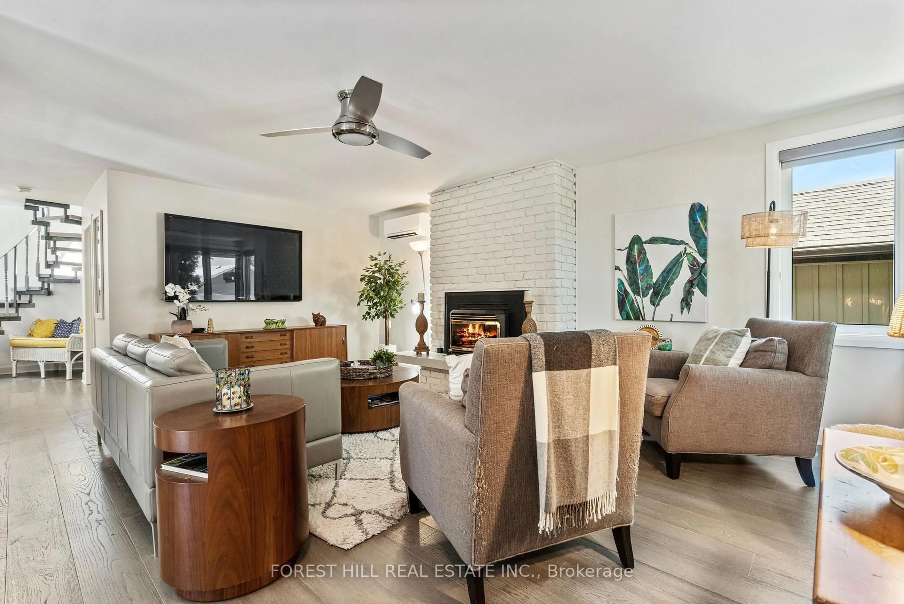 Living room with furniture, unknown for 46 Sunnypoint Dr, Innisfil Ontario L9S 2X5