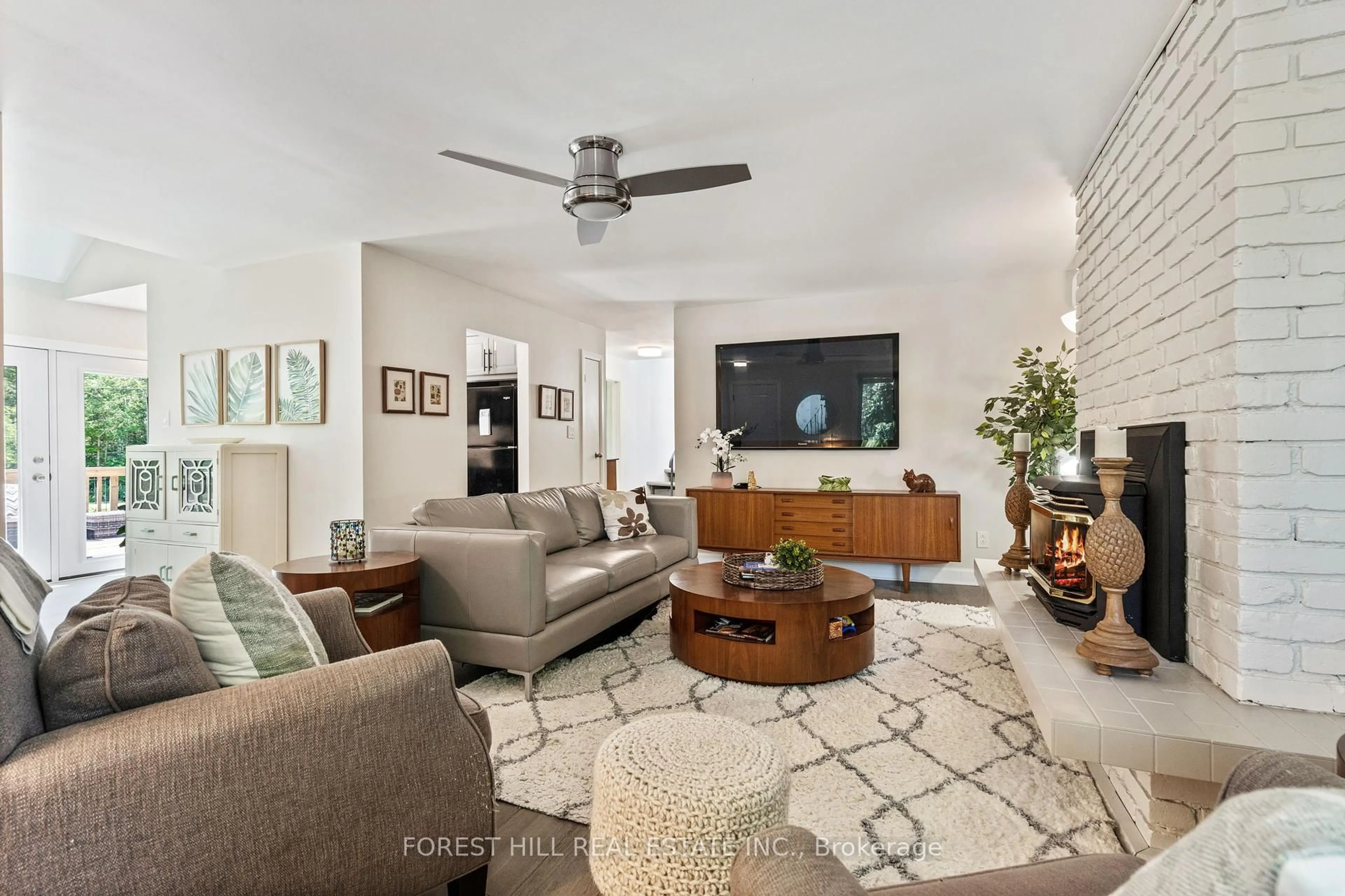 Living room with furniture, unknown for 46 Sunnypoint Dr, Innisfil Ontario L9S 2X5