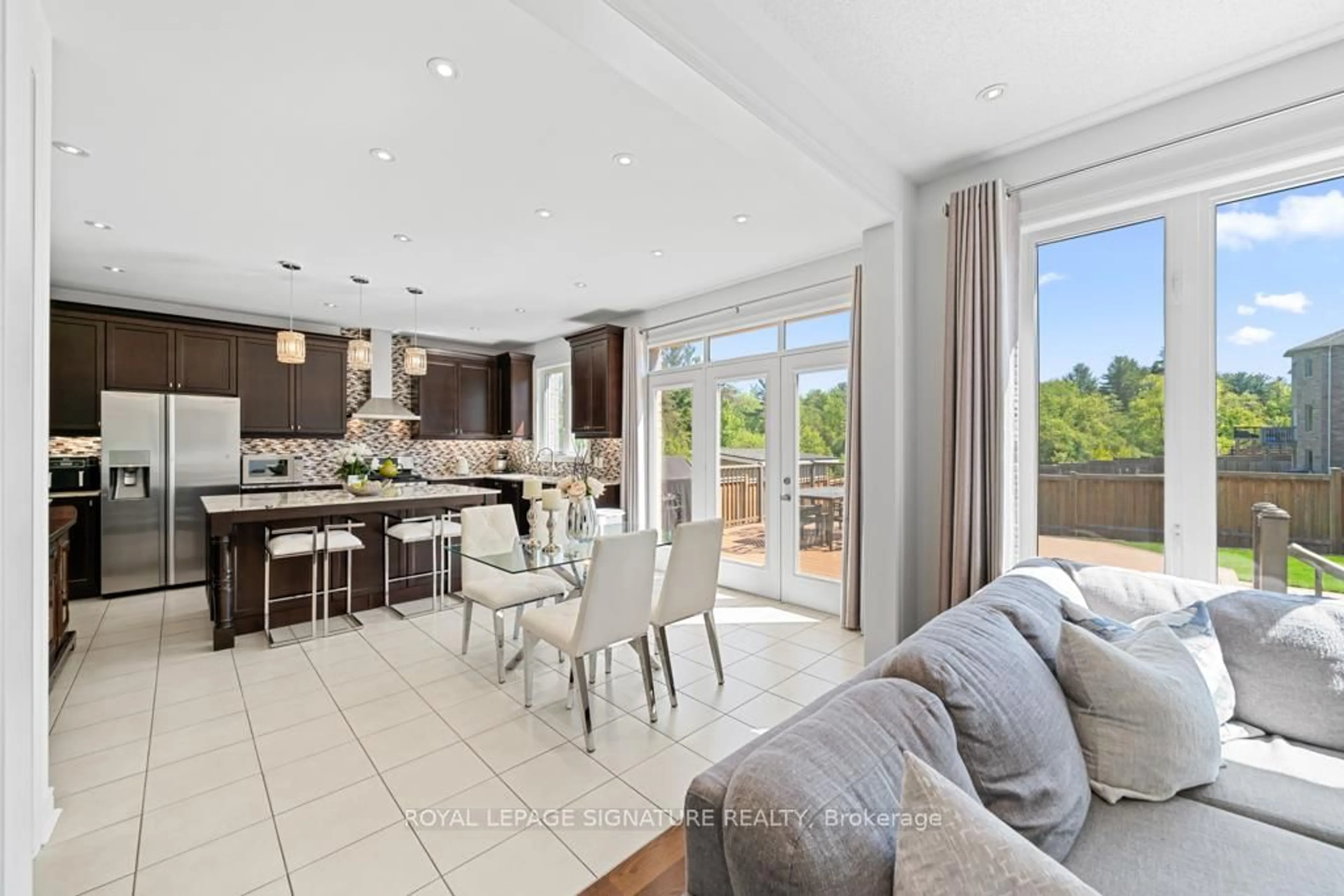 Open concept kitchen, ceramic/tile floor for 237 William Graham Dr, Aurora Ontario L4G 0W4