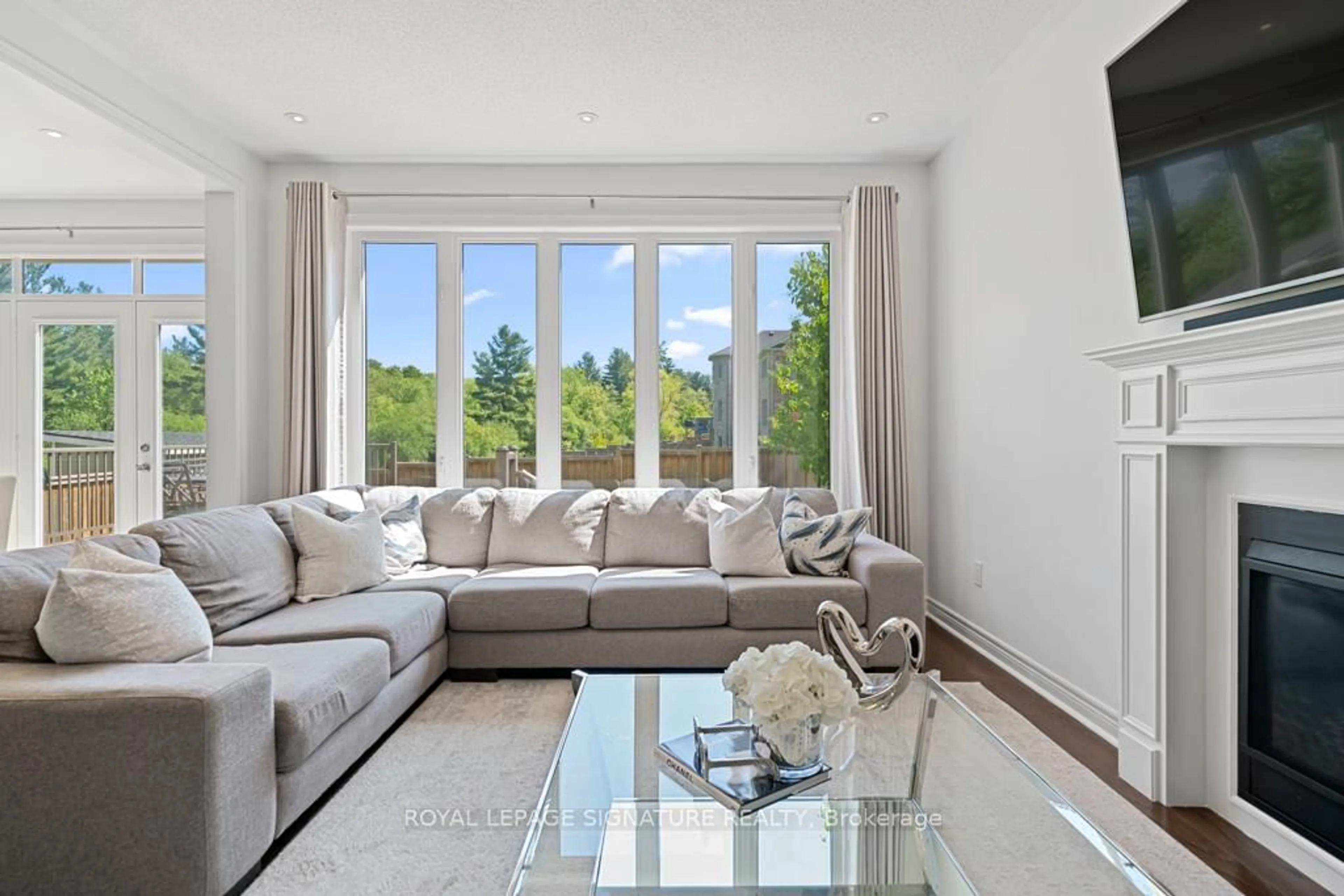 Living room with furniture, unknown for 237 William Graham Dr, Aurora Ontario L4G 0W4