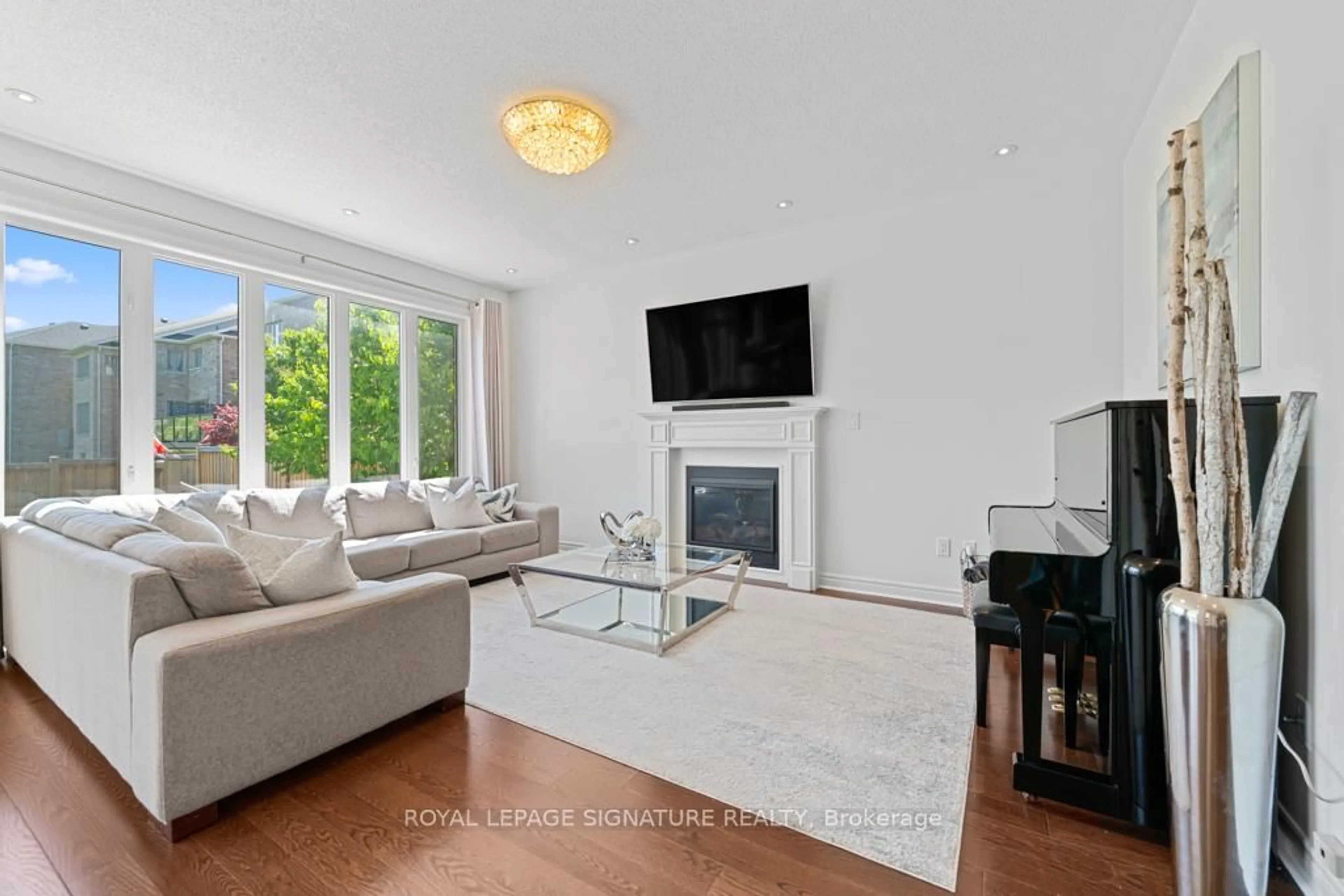 Living room with furniture, unknown for 237 William Graham Dr, Aurora Ontario L4G 0W4