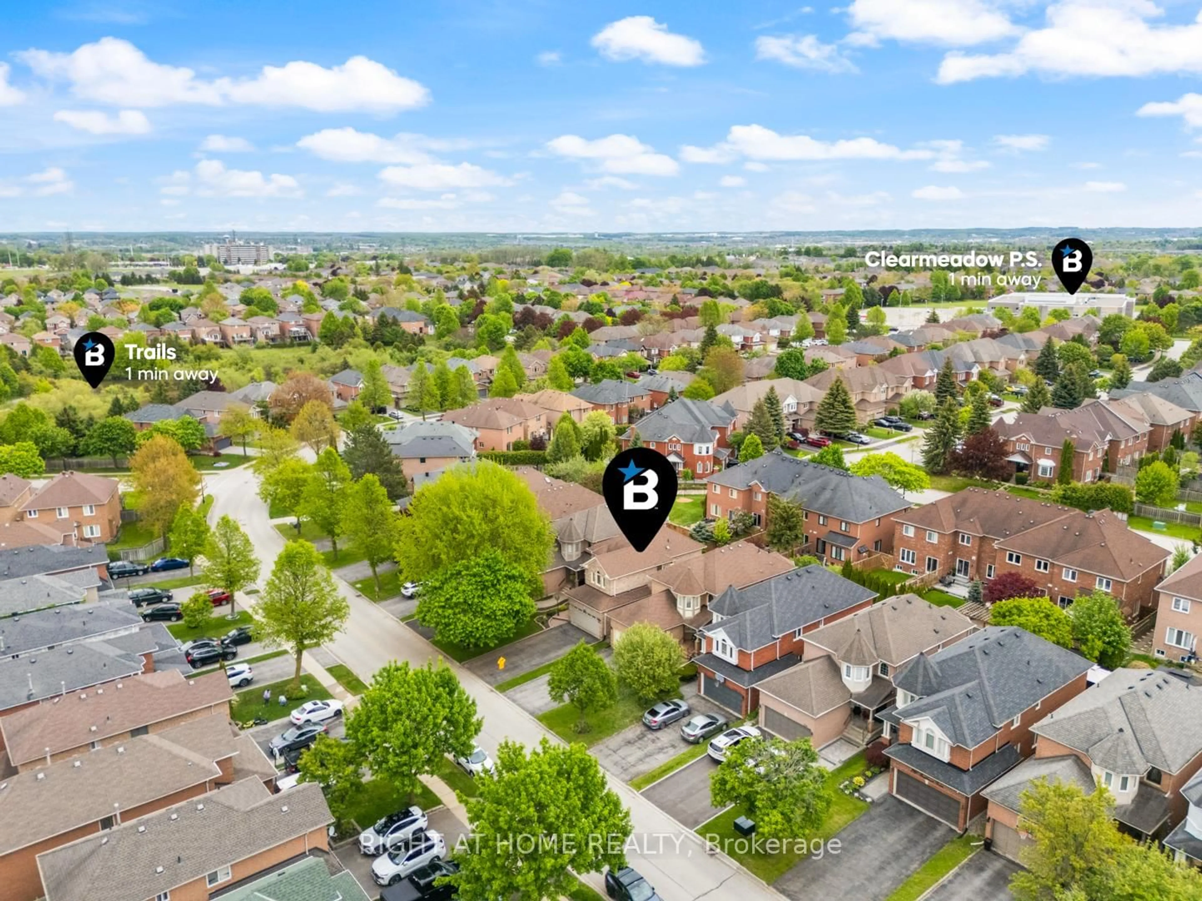 A pic from outside/outdoor area/front of a property/back of a property/a pic from drone, street for 244 Rushbrook Dr, Newmarket Ontario L3X 2E3