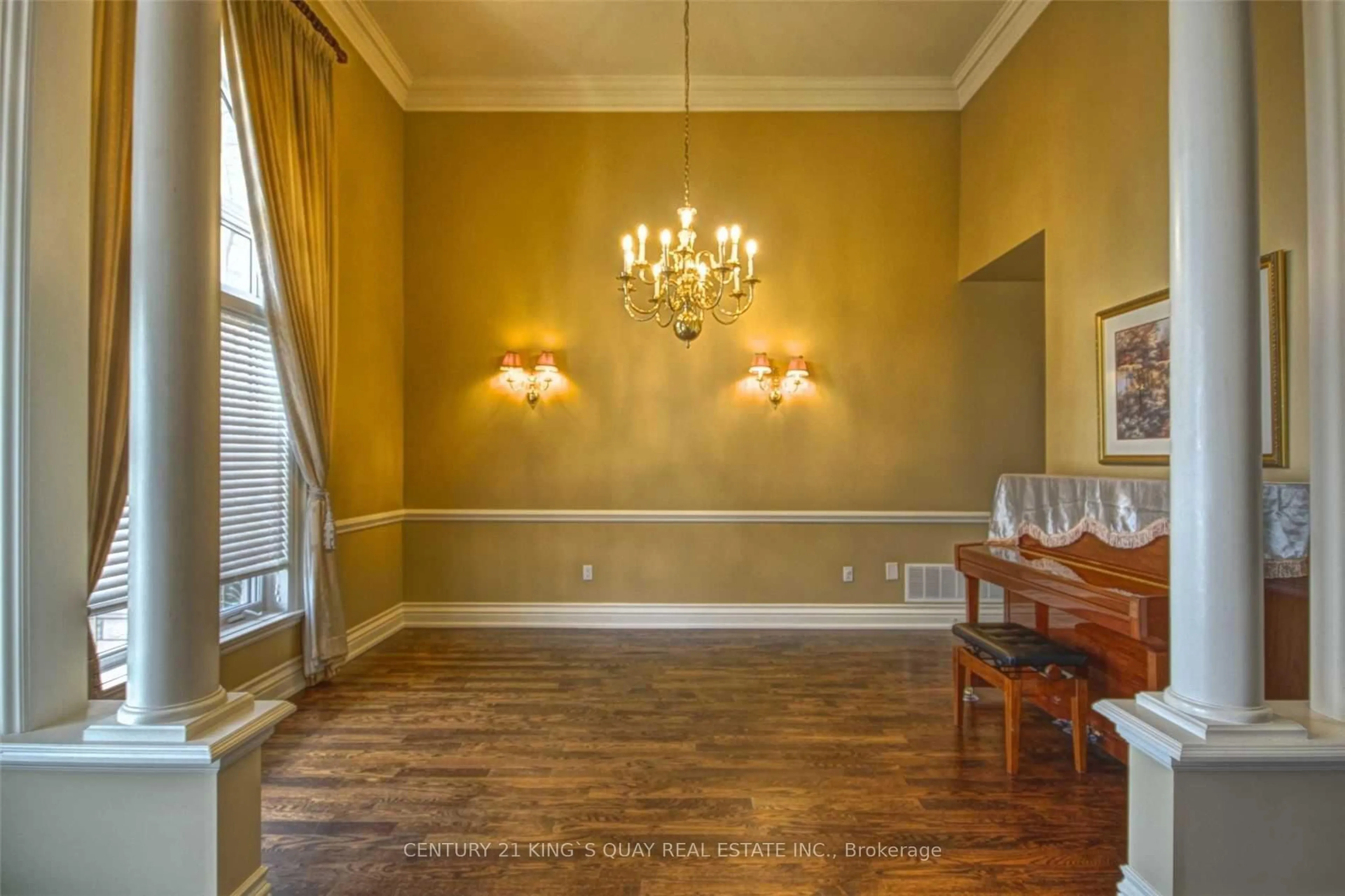 Dining room, wood/laminate floor for 22 Garden Ave, Richmond Hill Ontario L4C 6L9