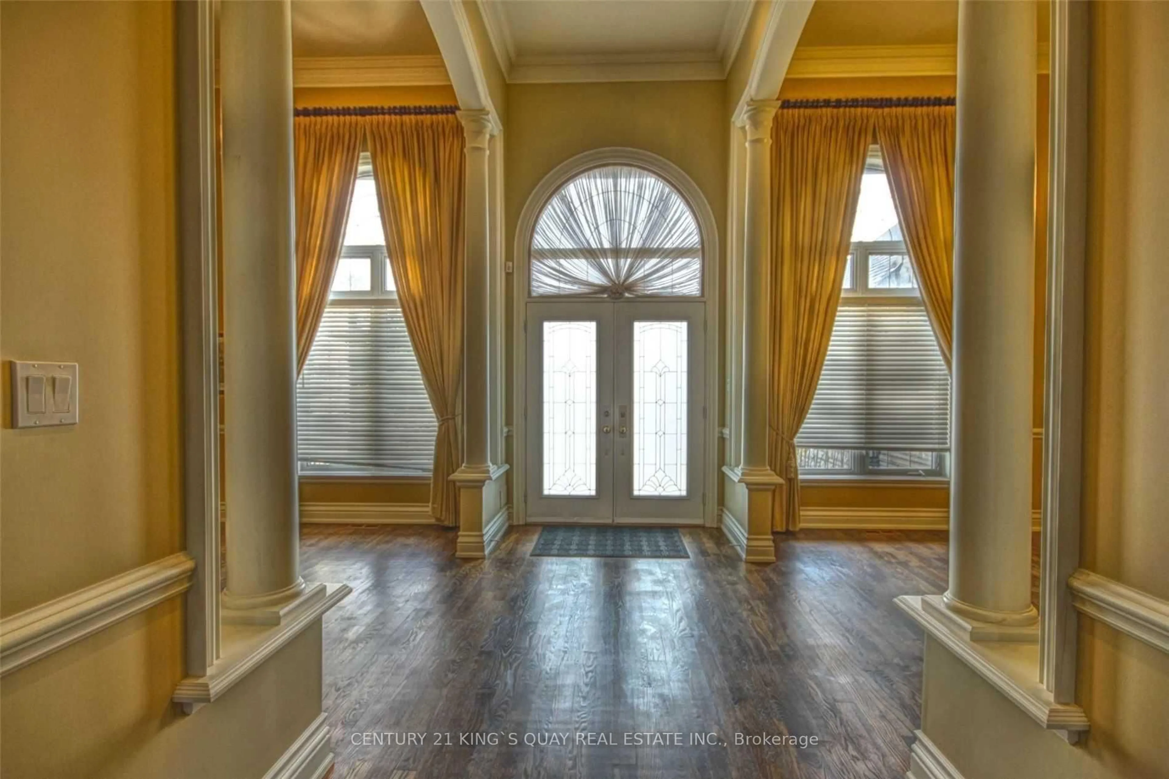 Indoor entryway for 22 Garden Ave, Richmond Hill Ontario L4C 6L9