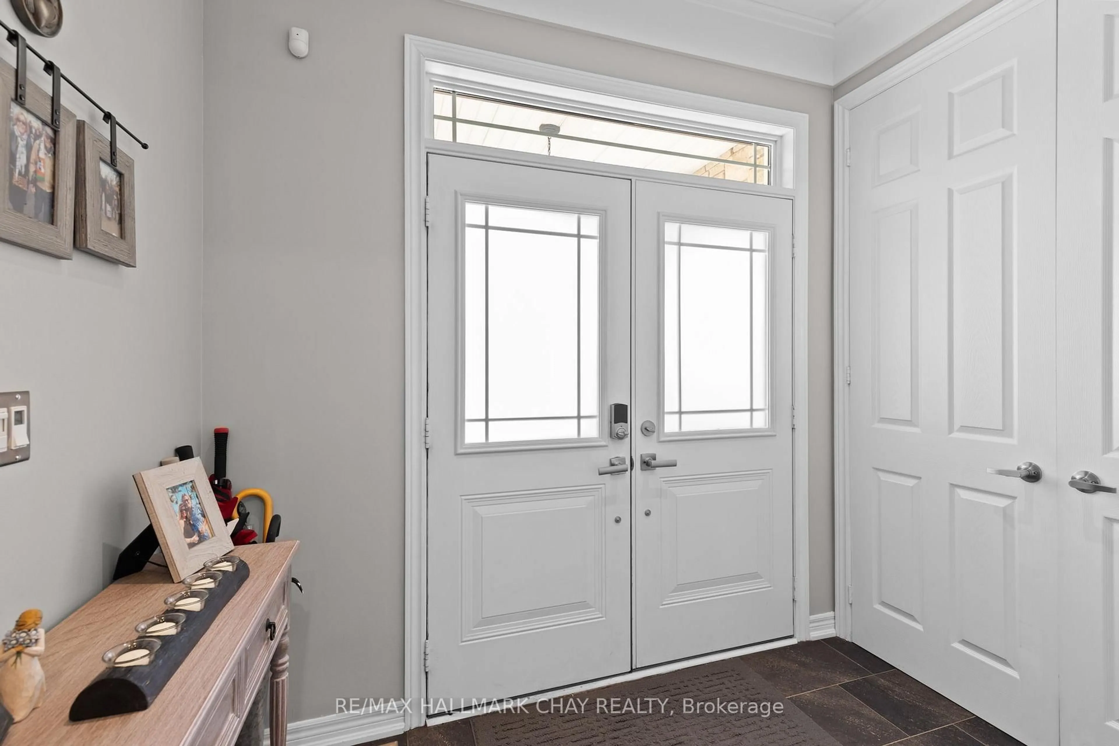 Indoor entryway for 76 Cauthers Cres, New Tecumseth Ontario L9R 0L2