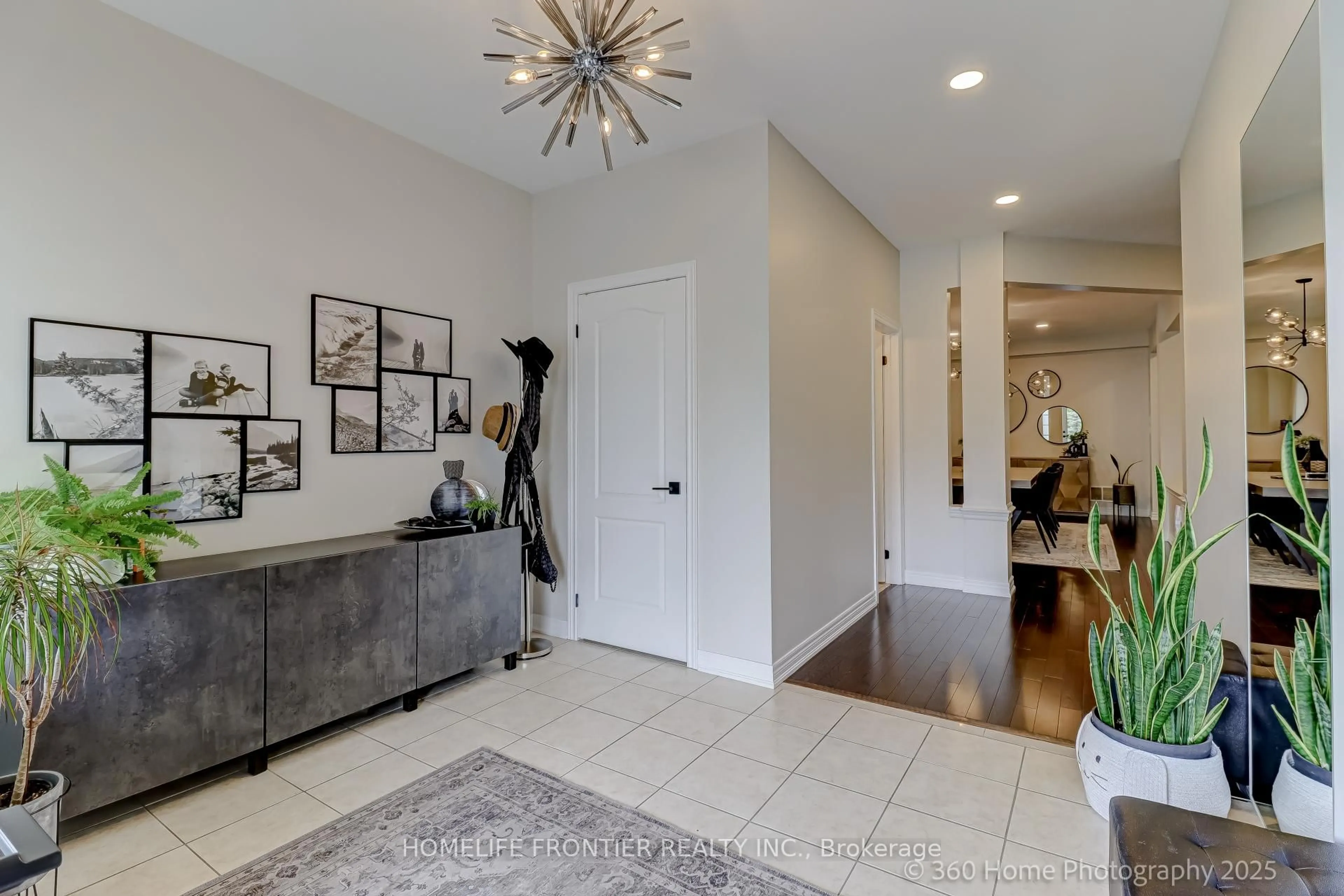 Indoor entryway for 140 Lormel Gate, Vaughan Ontario L4H 0C5