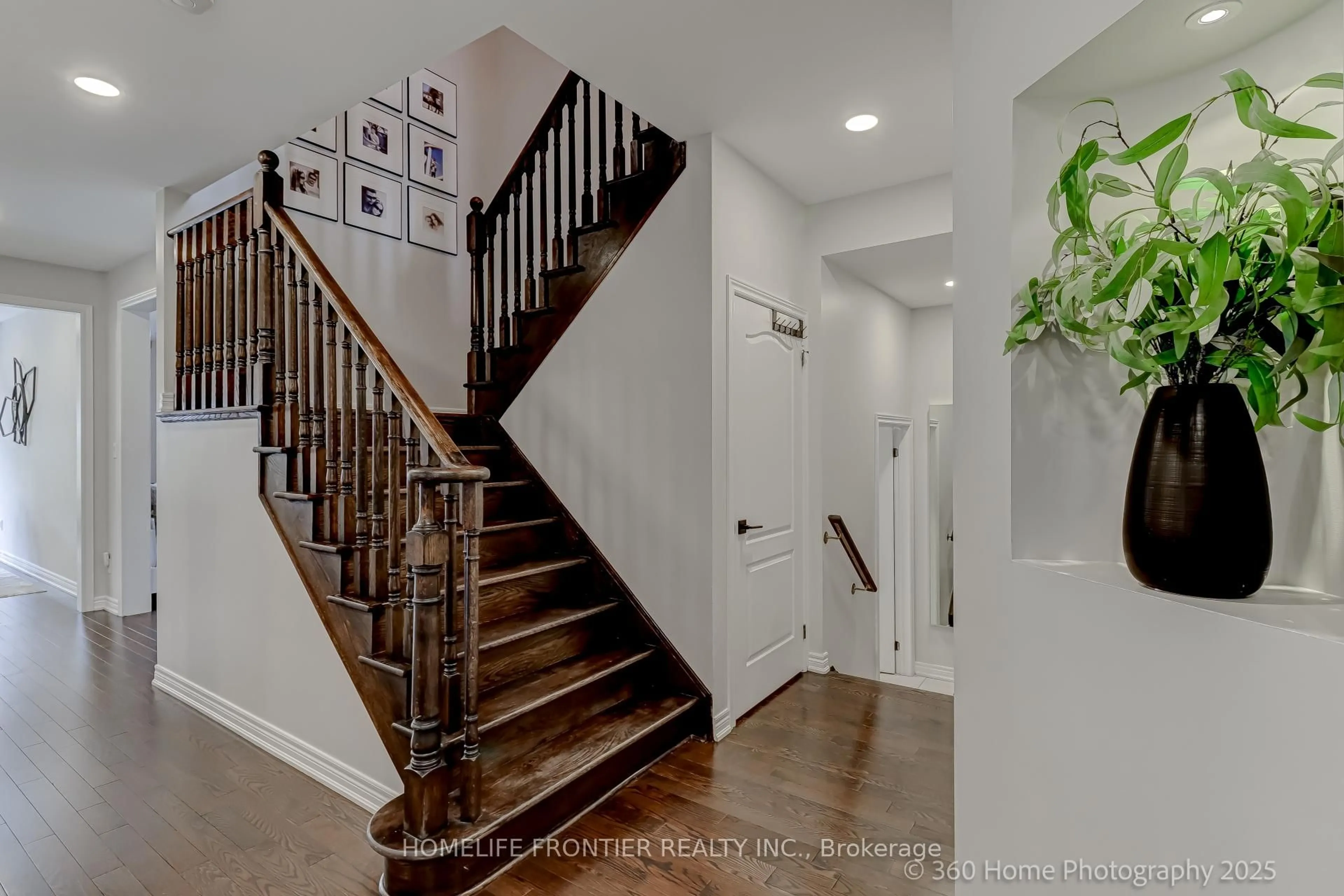 Indoor entryway for 140 Lormel Gate, Vaughan Ontario L4H 0C5