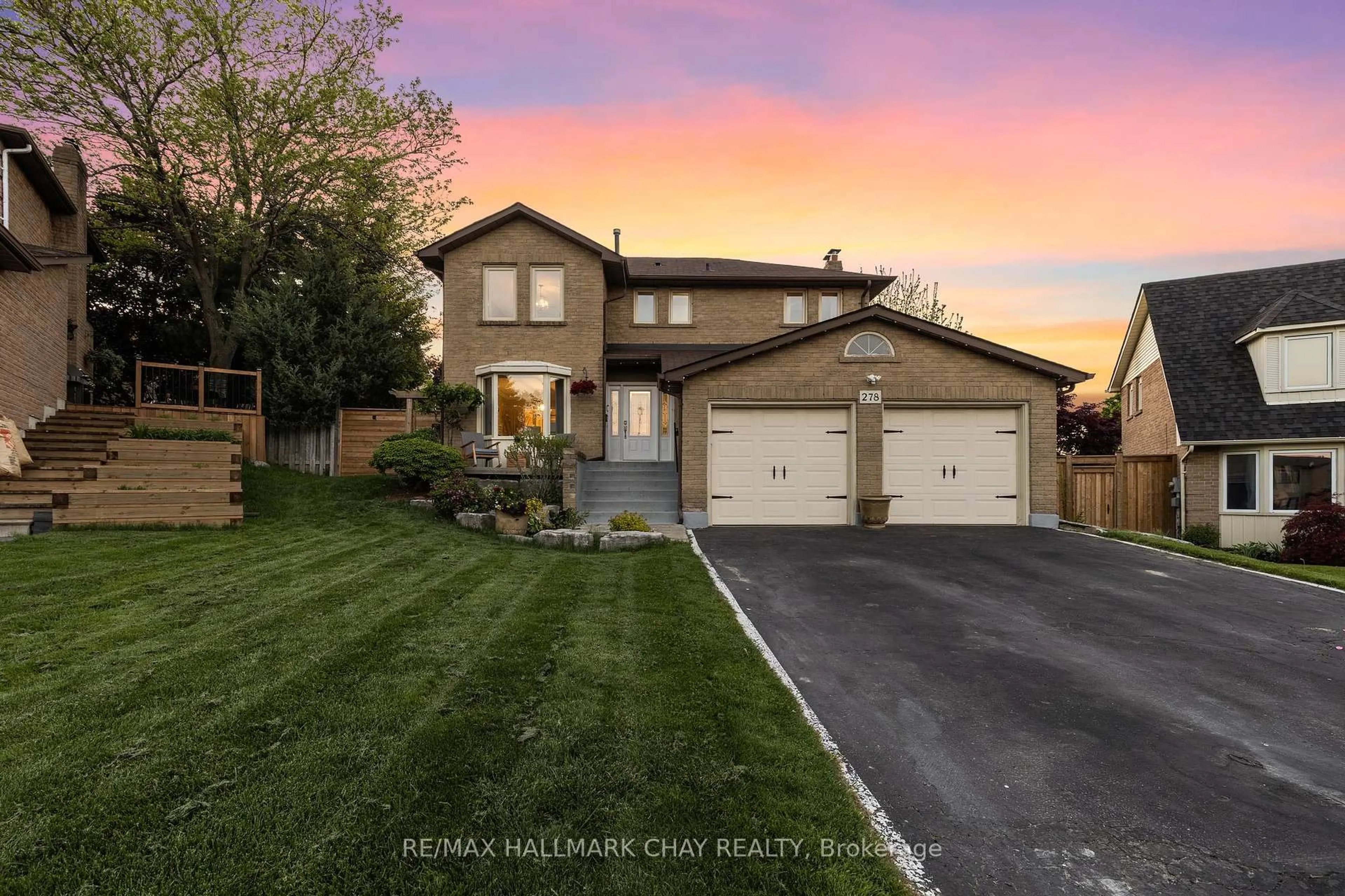 A pic from outside/outdoor area/front of a property/back of a property/a pic from drone, street for 278 Durham Crt, Newmarket Ontario L3Y 6C9