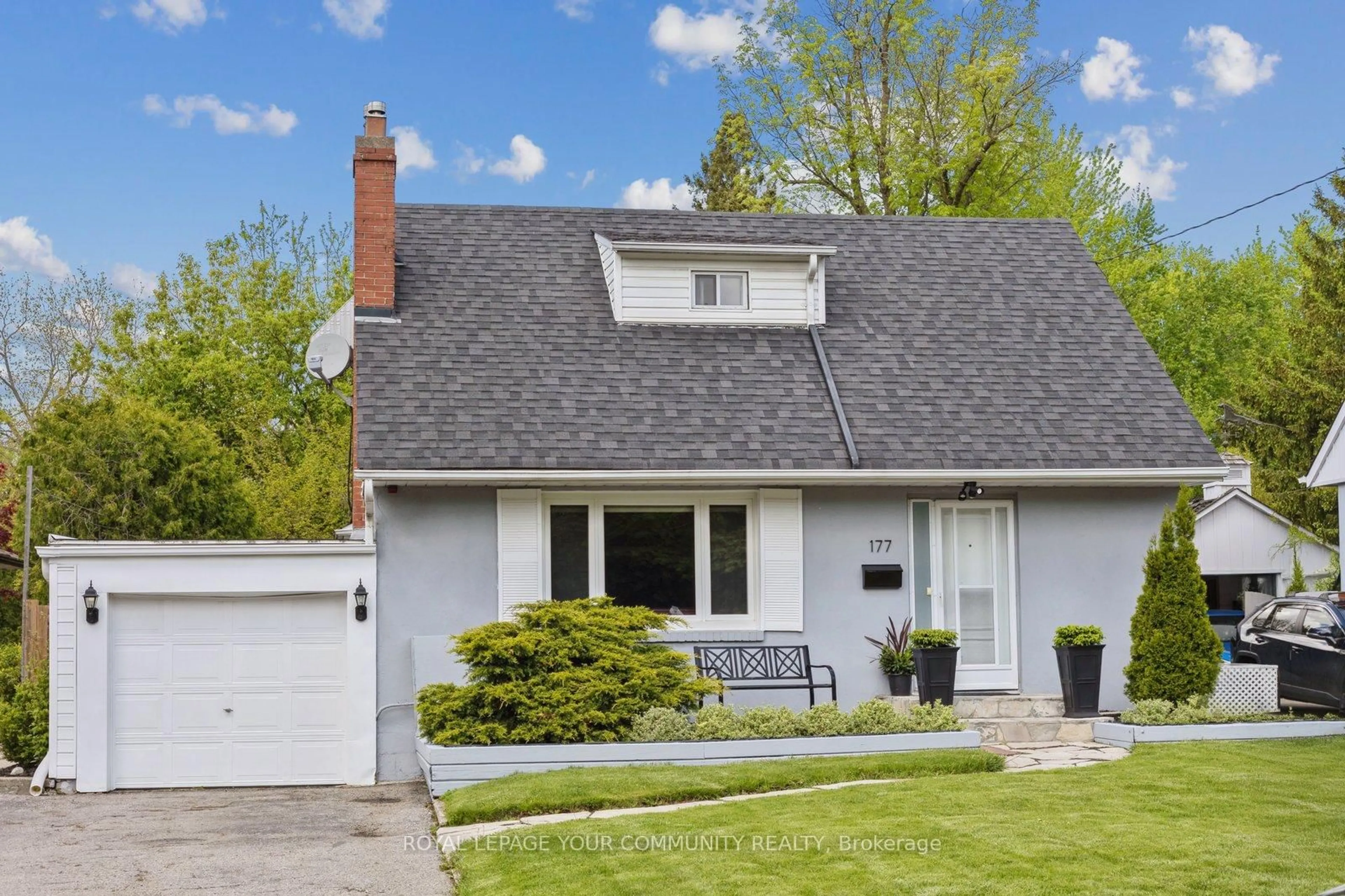 Home with vinyl exterior material, street for 177 Richmond St, Richmond Hill Ontario L4C 3Y7