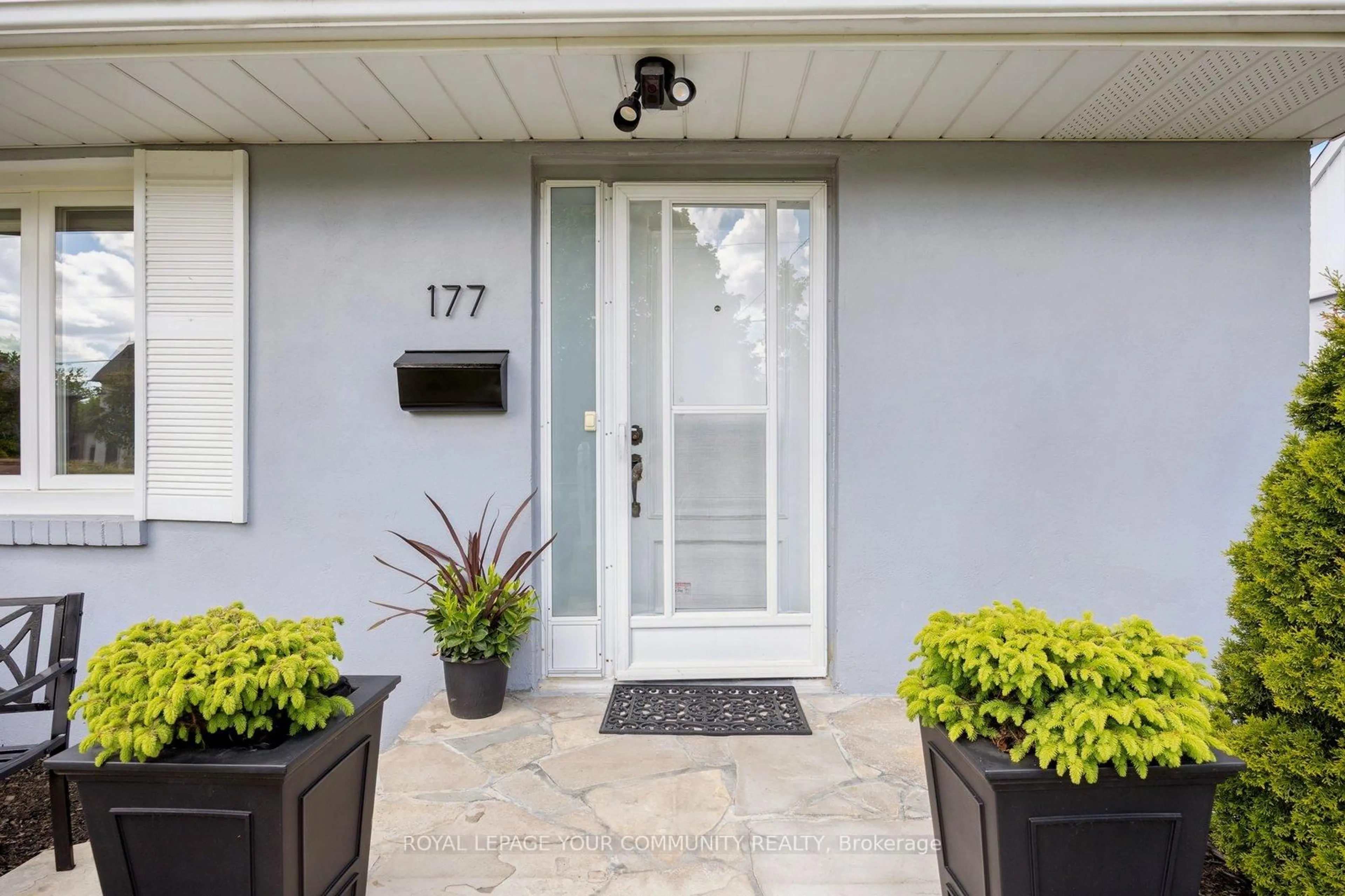 Indoor entryway for 177 Richmond St, Richmond Hill Ontario L4C 3Y7