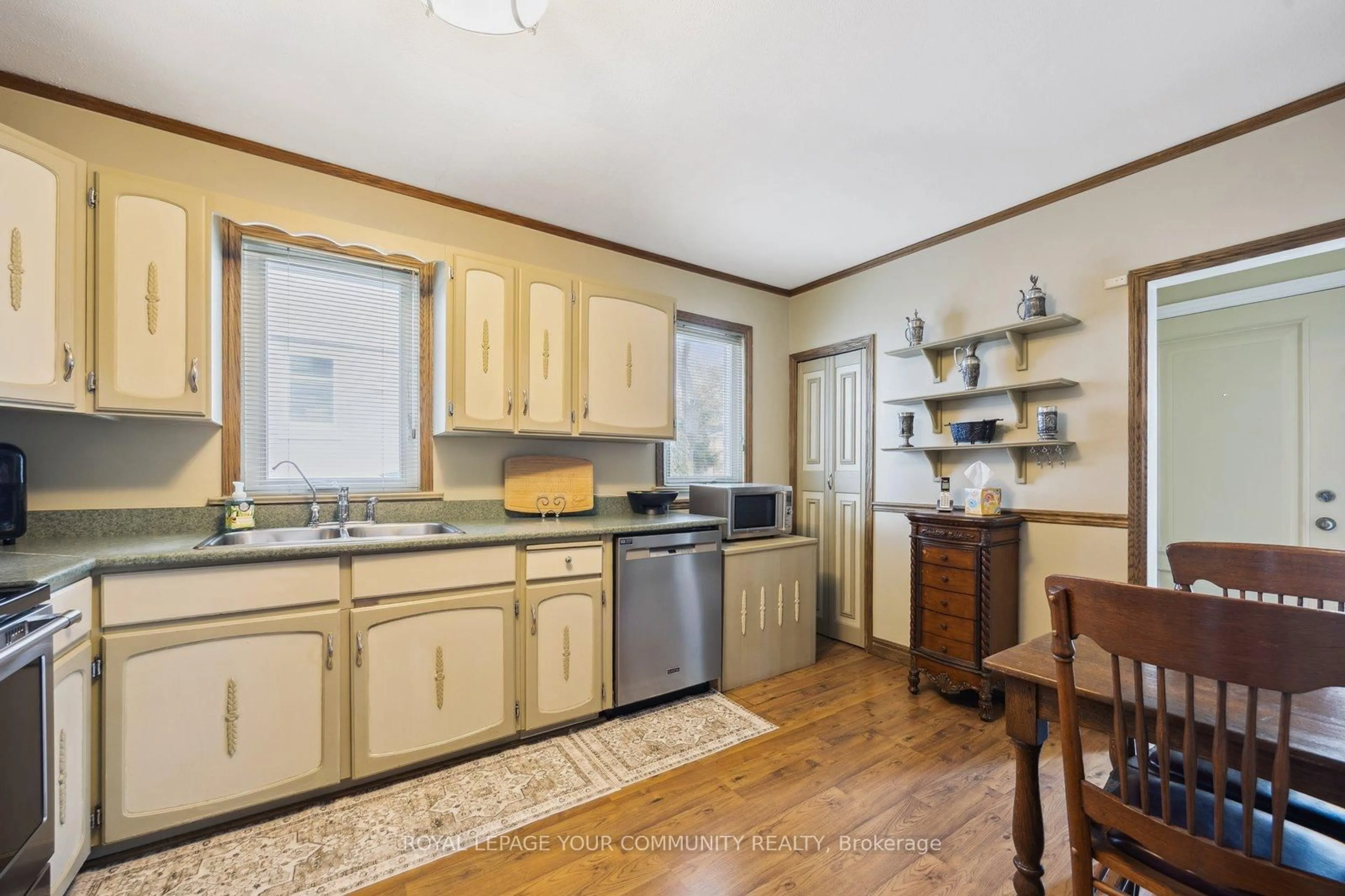 Standard kitchen, unknown for 177 Richmond St, Richmond Hill Ontario L4C 3Y7