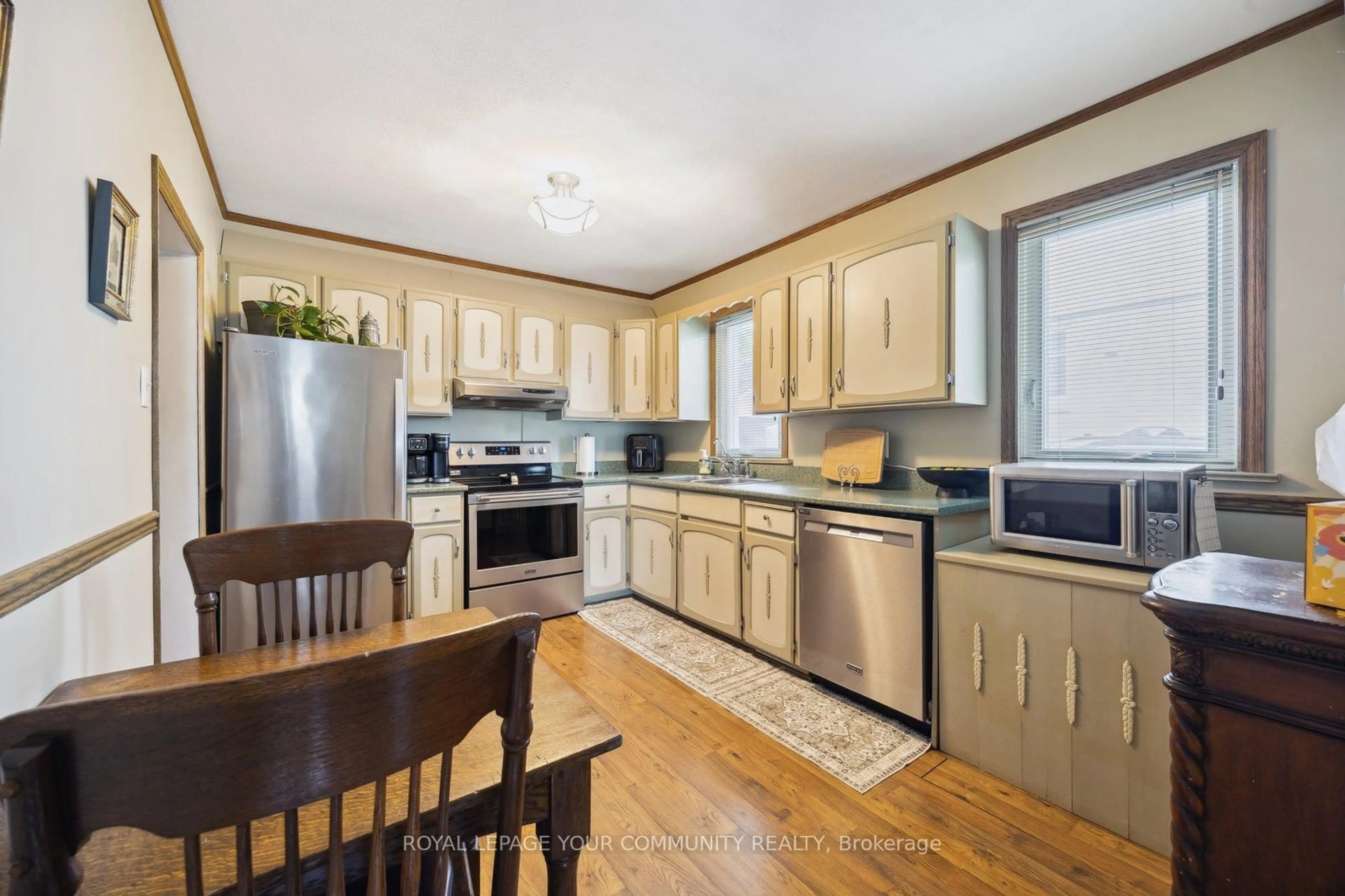 Standard kitchen, wood/laminate floor for 177 Richmond St, Richmond Hill Ontario L4C 3Y7