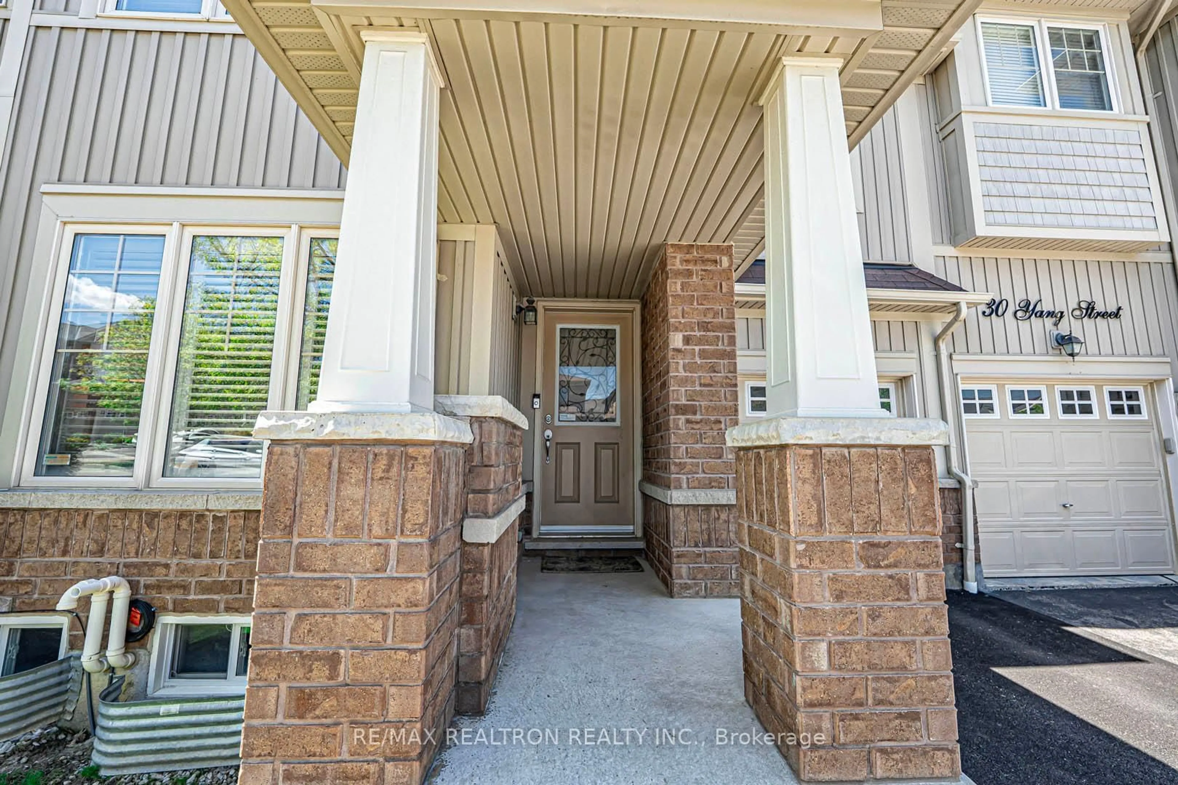 Indoor entryway for 28 Yang St, Richmond Hill Ontario L4E 0L5