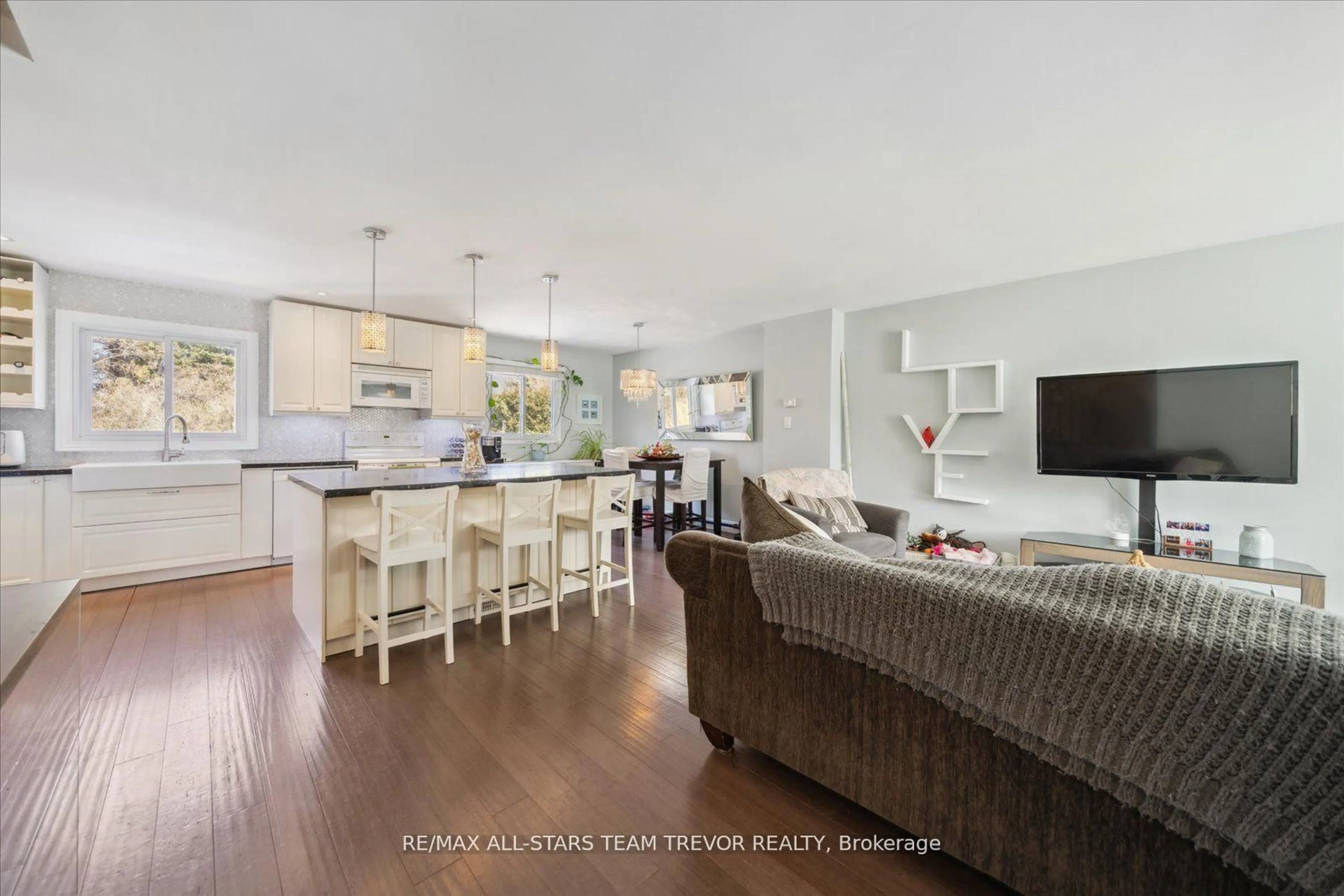 Open concept kitchen, unknown for 39 Campion Crt, Georgina Ontario L4P 3N1