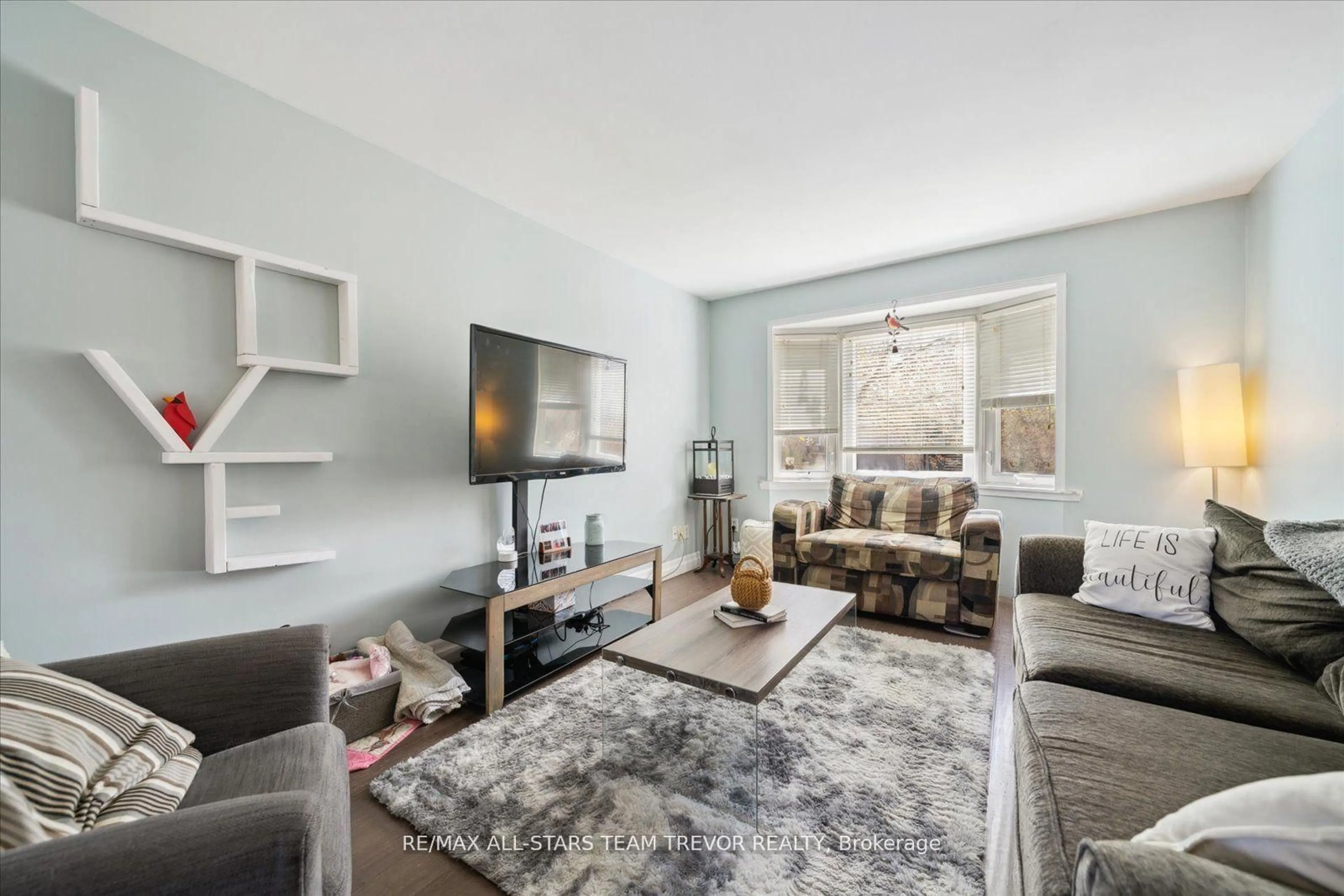 Living room with furniture, unknown for 39 Campion Crt, Georgina Ontario L4P 3N1