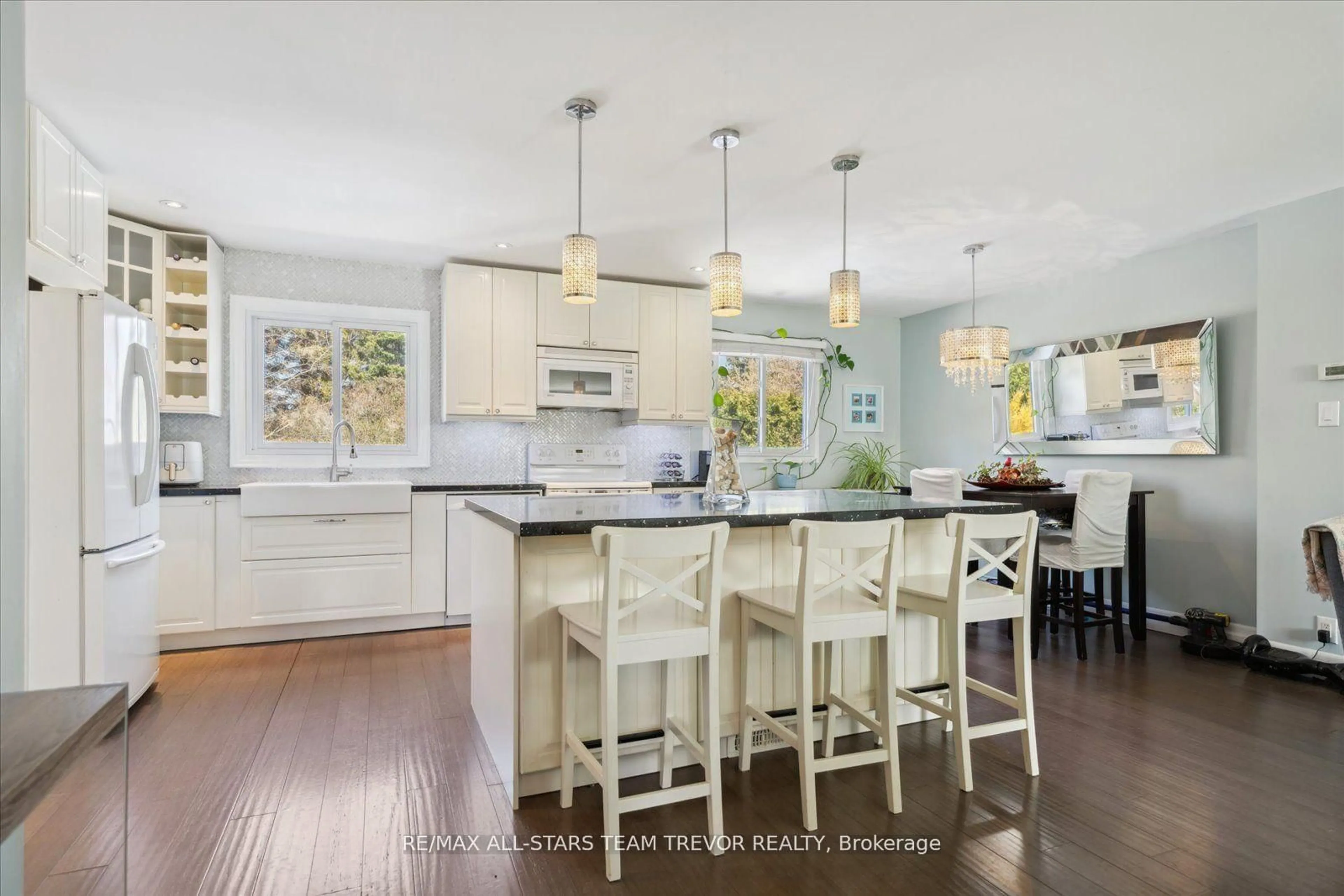 Open concept kitchen, unknown for 39 Campion Crt, Georgina Ontario L4P 3N1
