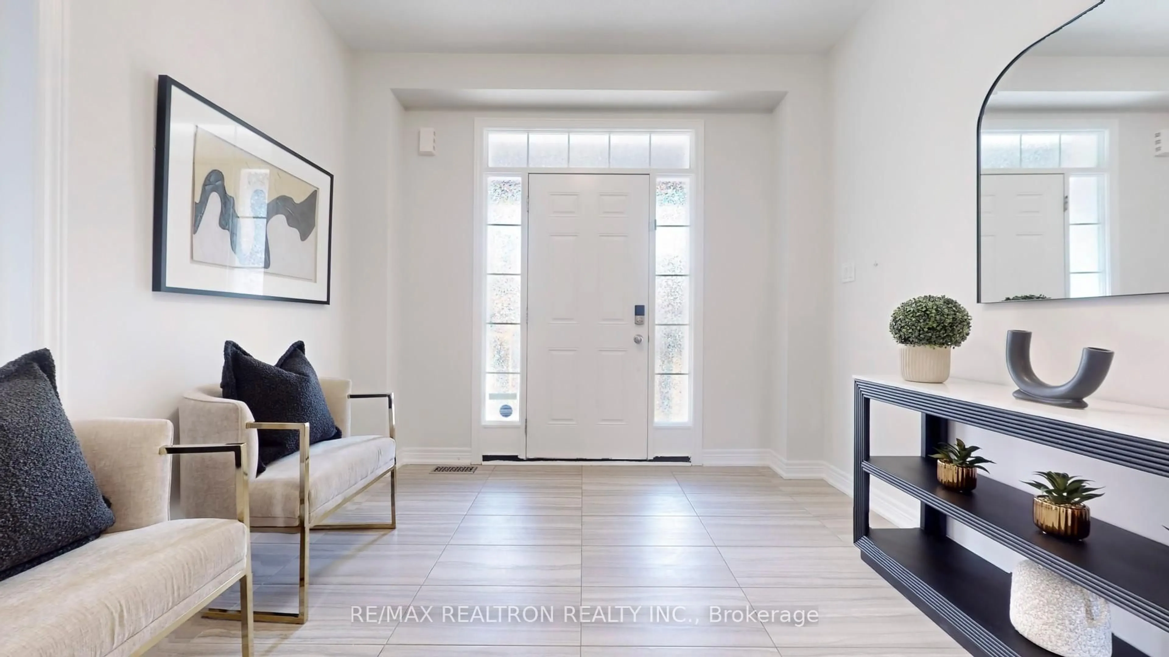 Indoor entryway for 10 Globemaster Lane, Richmond Hill Ontario L4E 1H3