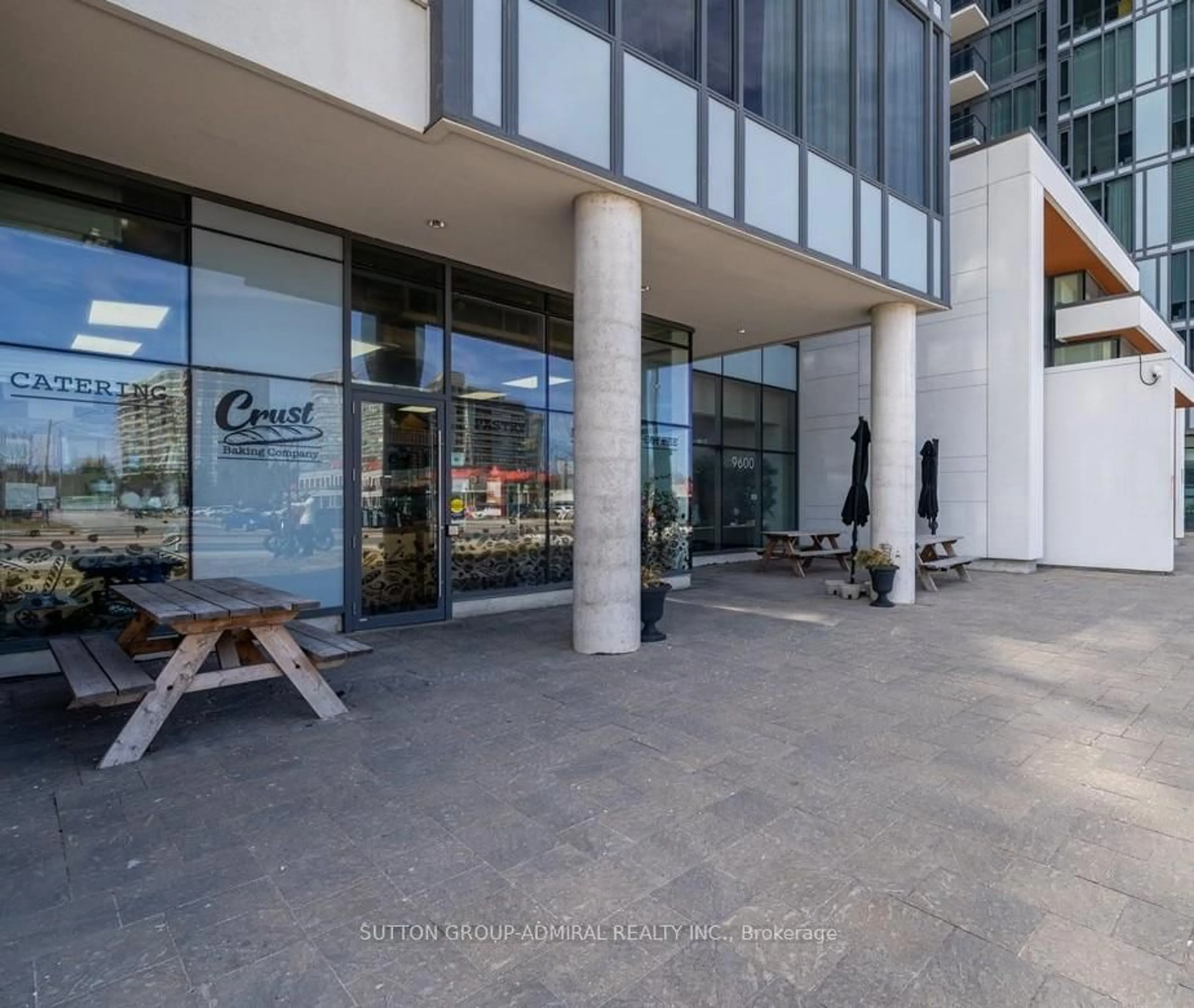 Indoor foyer for 9600 Yonge St #609B, Richmond Hill Ontario L4C 0X3