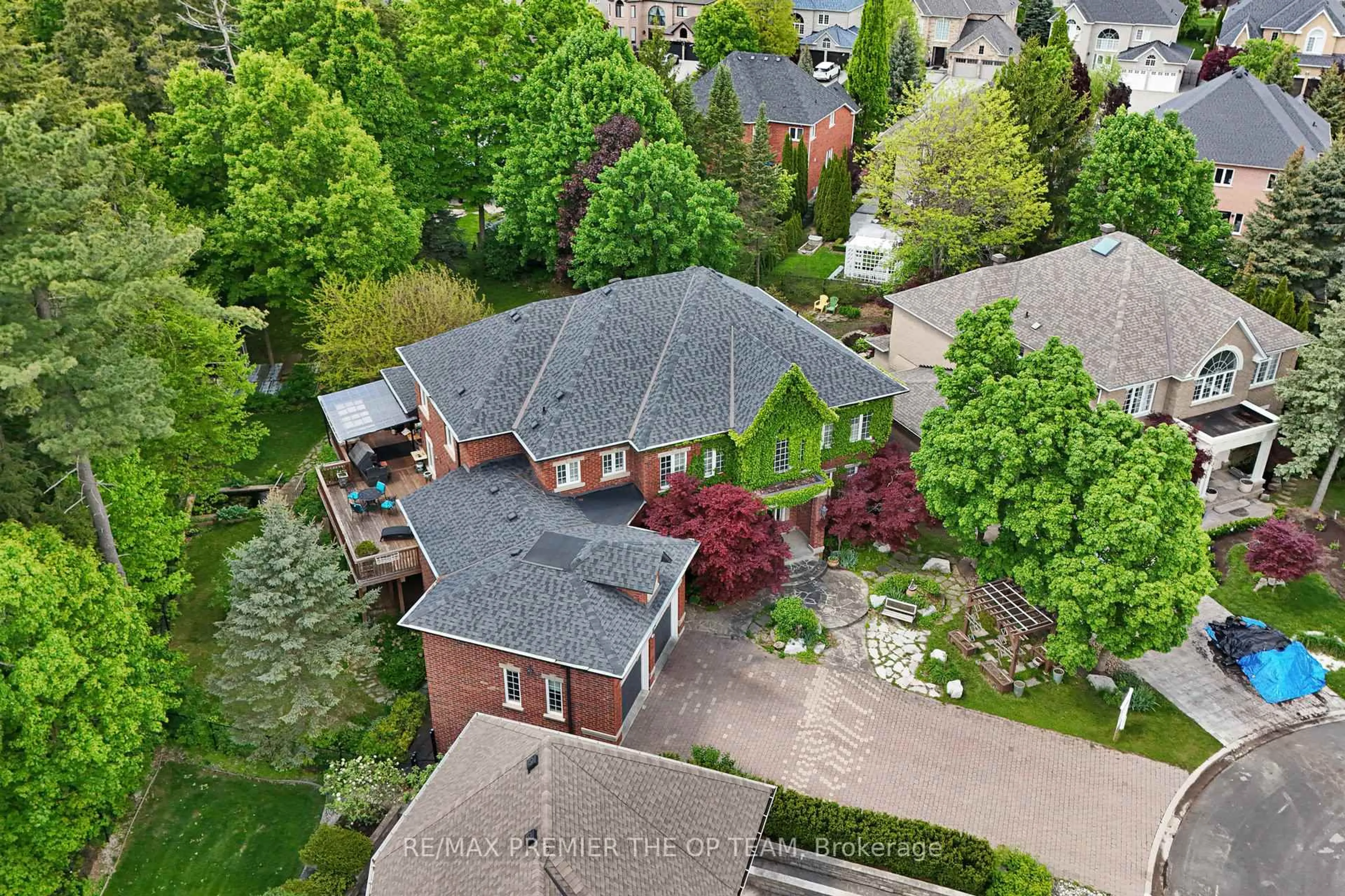 A pic from outside/outdoor area/front of a property/back of a property/a pic from drone, street for 86 Muzich Pl, Vaughan Ontario L4L 9C5