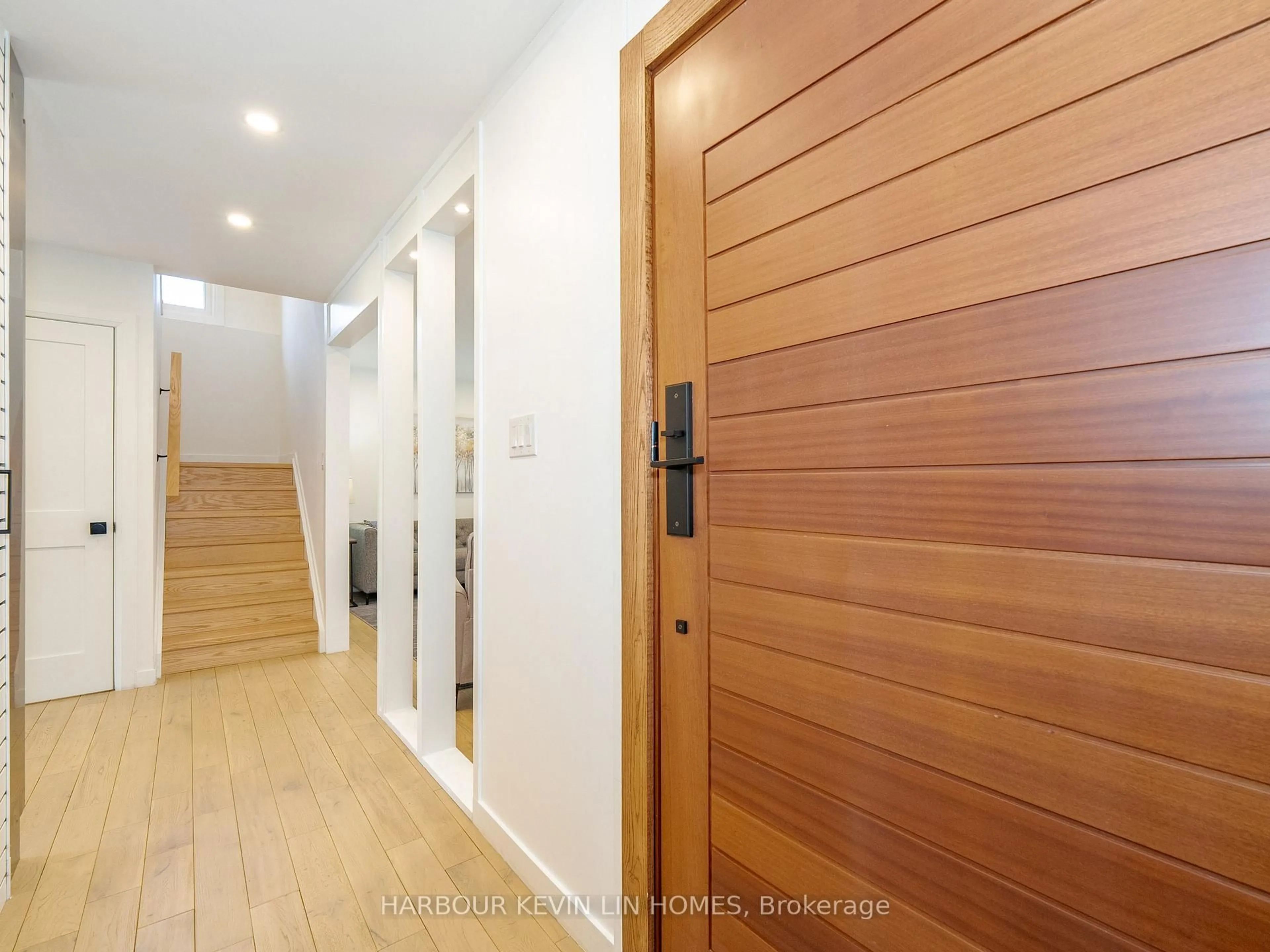 Indoor entryway for 7 Cossar Dr, Aurora Ontario L4G 3N6