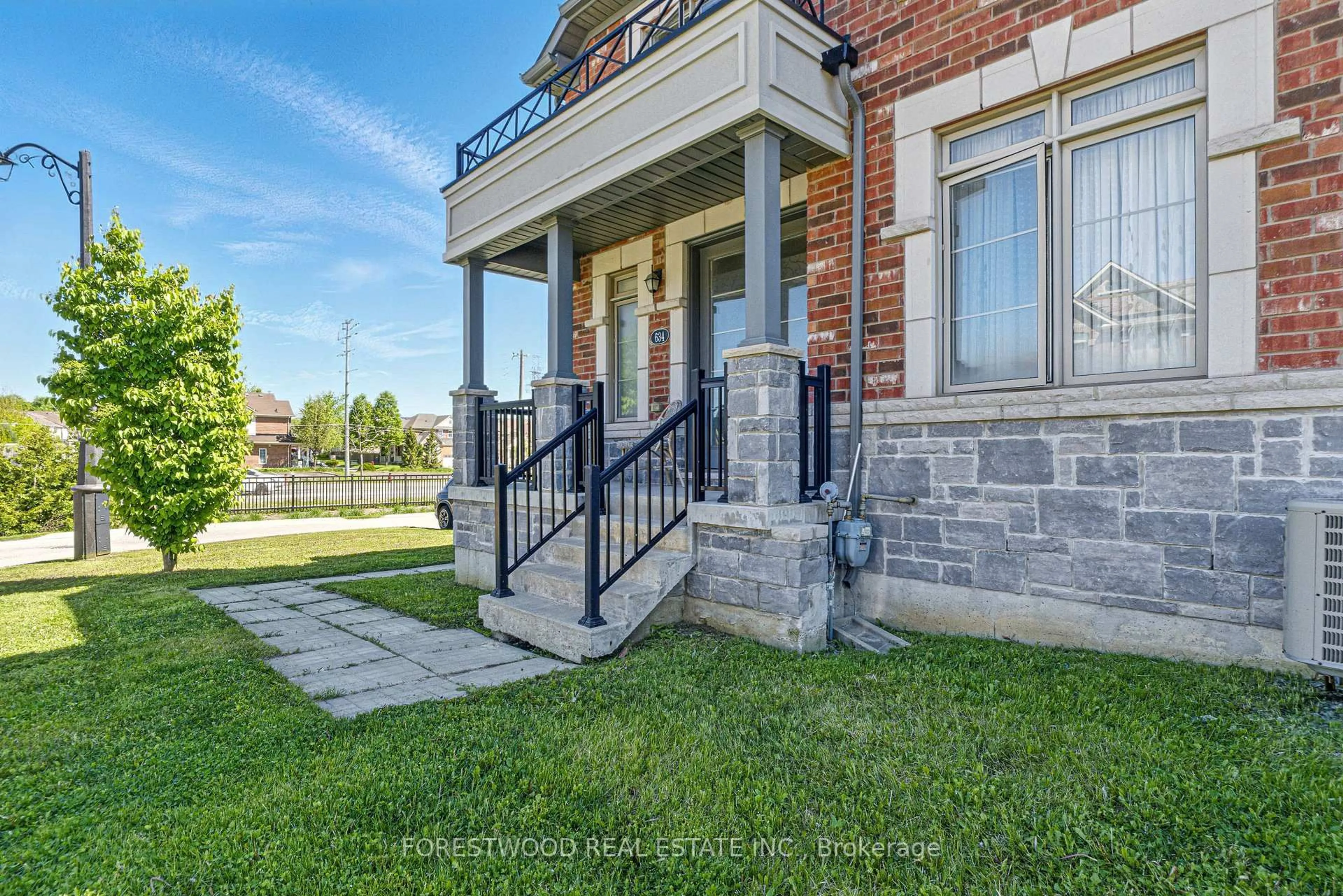 Home with brick exterior material, street for 634 Sweetwater Cres, Newmarket Ontario L3X 0H5