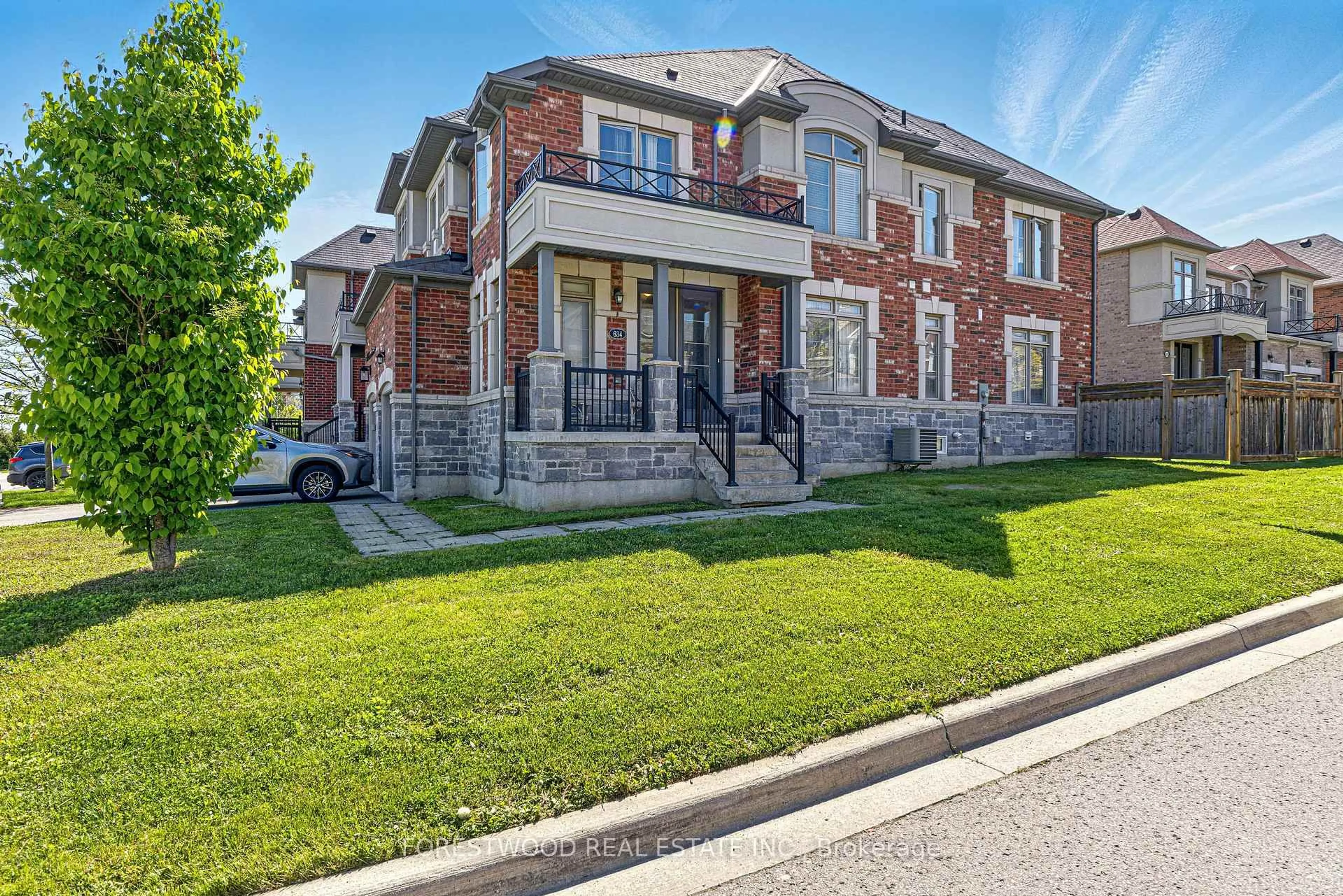 Home with brick exterior material, street for 634 Sweetwater Cres, Newmarket Ontario L3X 0H5
