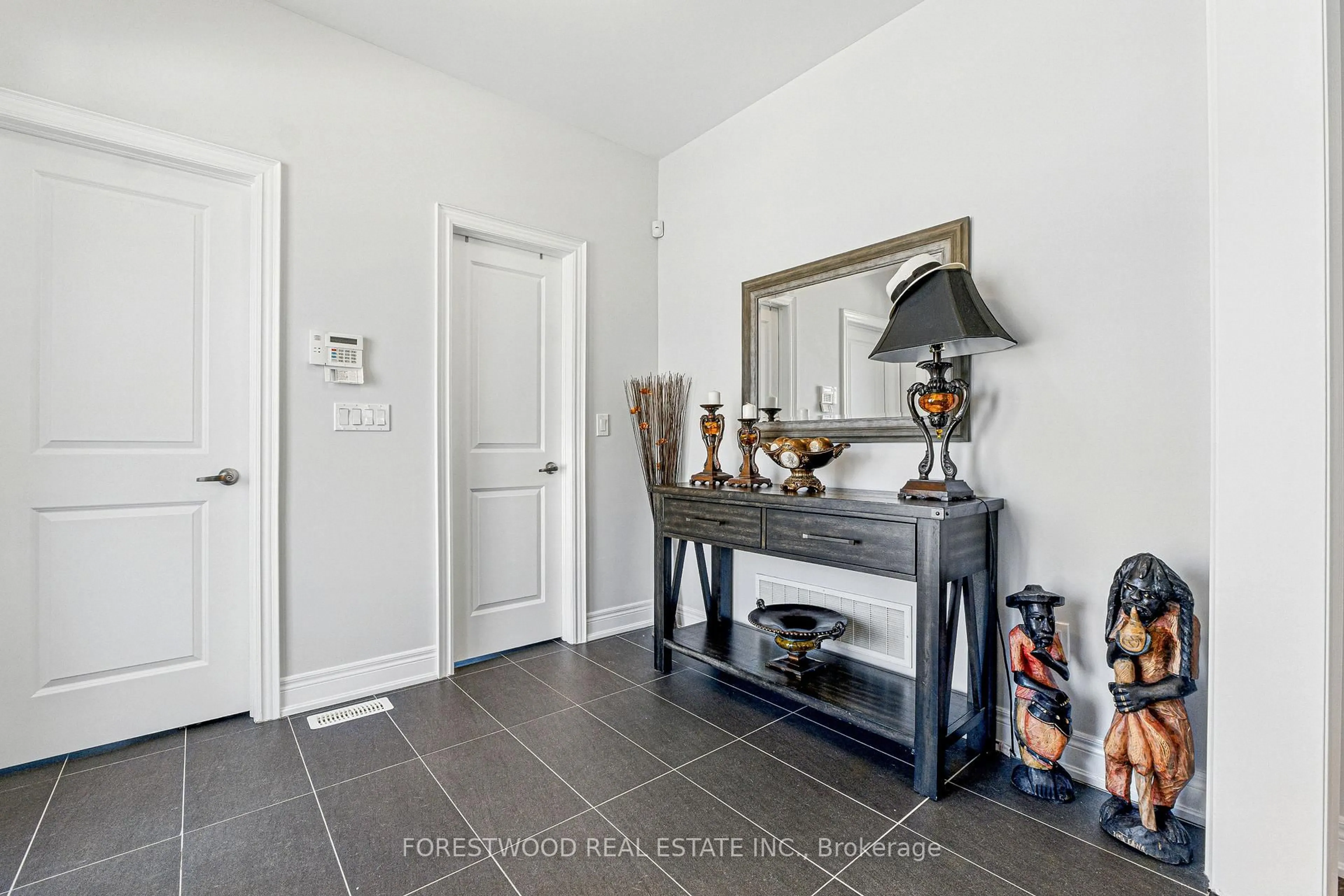 Indoor entryway for 634 Sweetwater Cres, Newmarket Ontario L3X 0H5