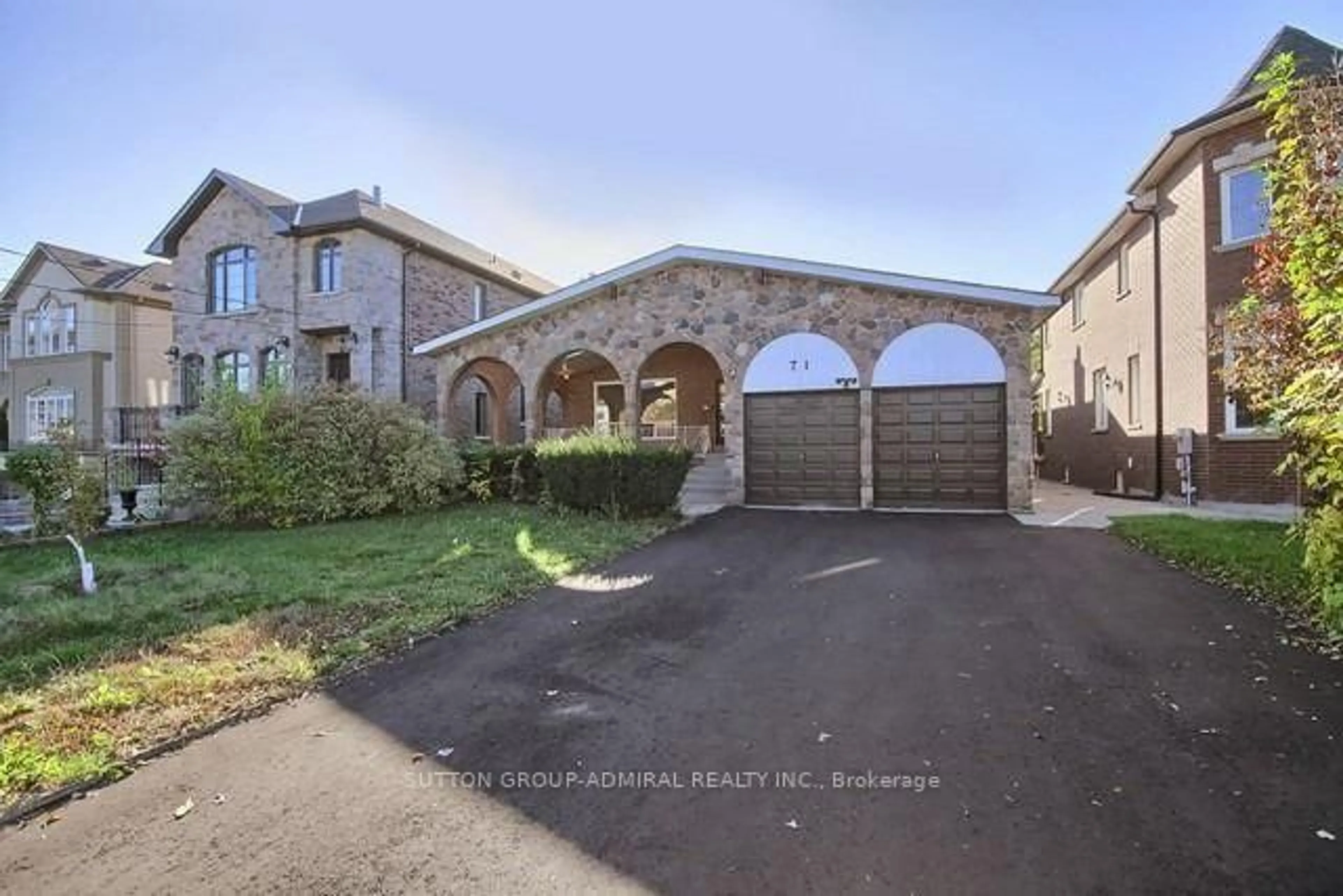 A pic from outside/outdoor area/front of a property/back of a property/a pic from drone, street for 71 Spruce Ave, Richmond Hill Ontario L4C 6V9