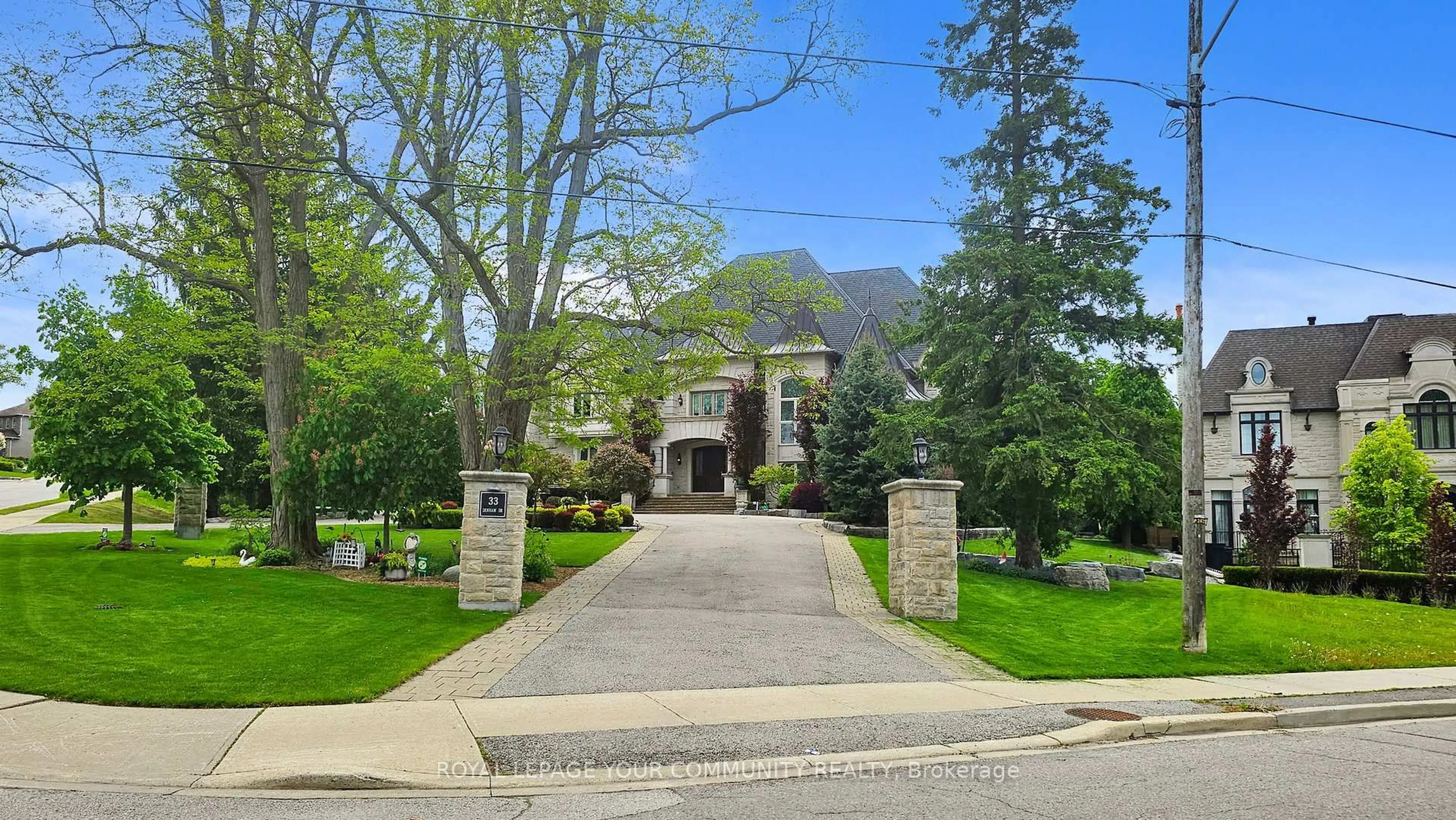 Indoor foyer for 33 Denham Dr, Richmond Hill Ontario L4C 6H6