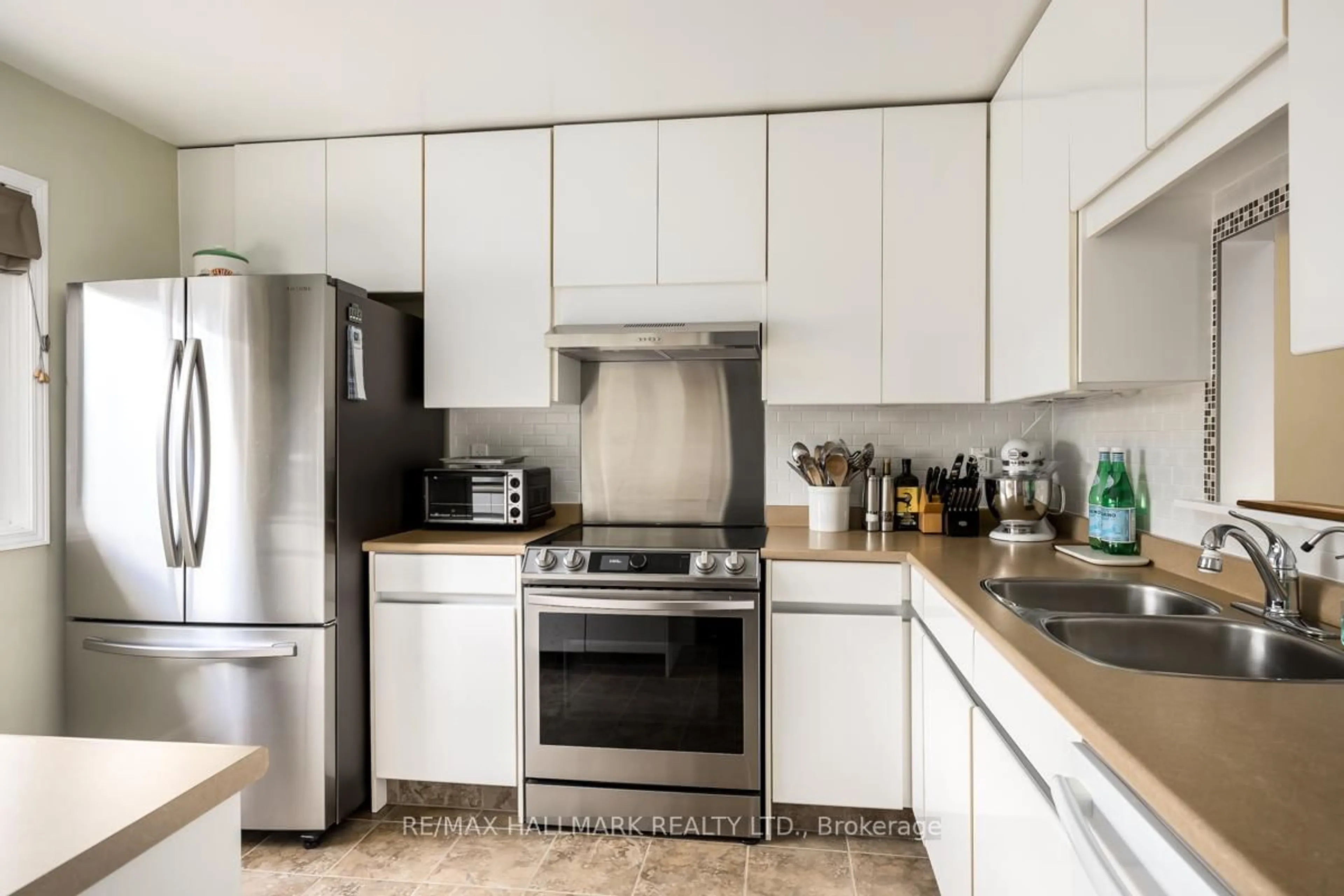 Standard kitchen, unknown for 28 Michael Dr, Richmond Hill Ontario L4C 5W7