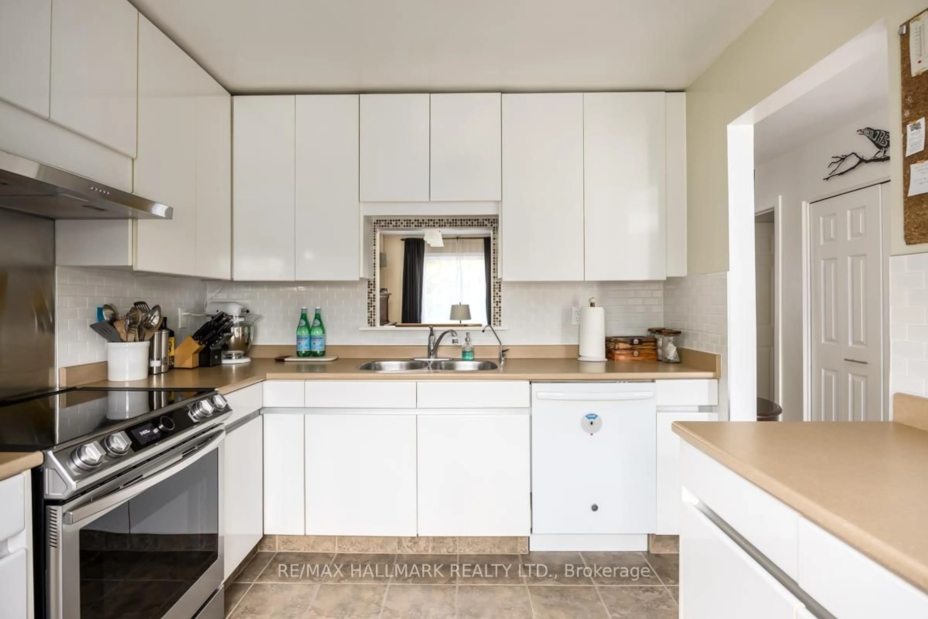 Standard kitchen, unknown for 28 Michael Dr, Richmond Hill Ontario L4C 5W7