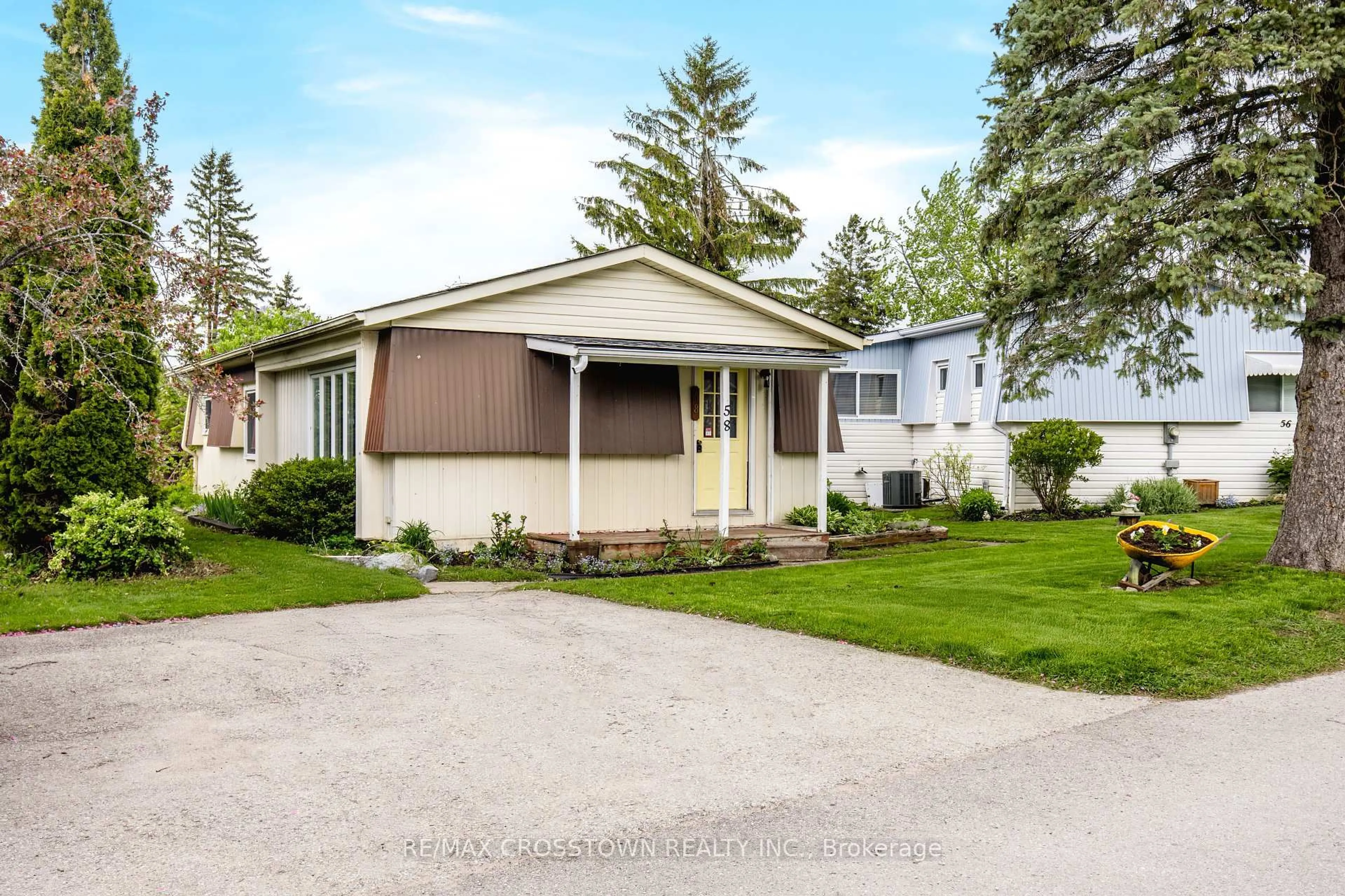 Home with vinyl exterior material, street for 58 HAWTHORNE Dr, Innisfil Ontario L9S 1N9