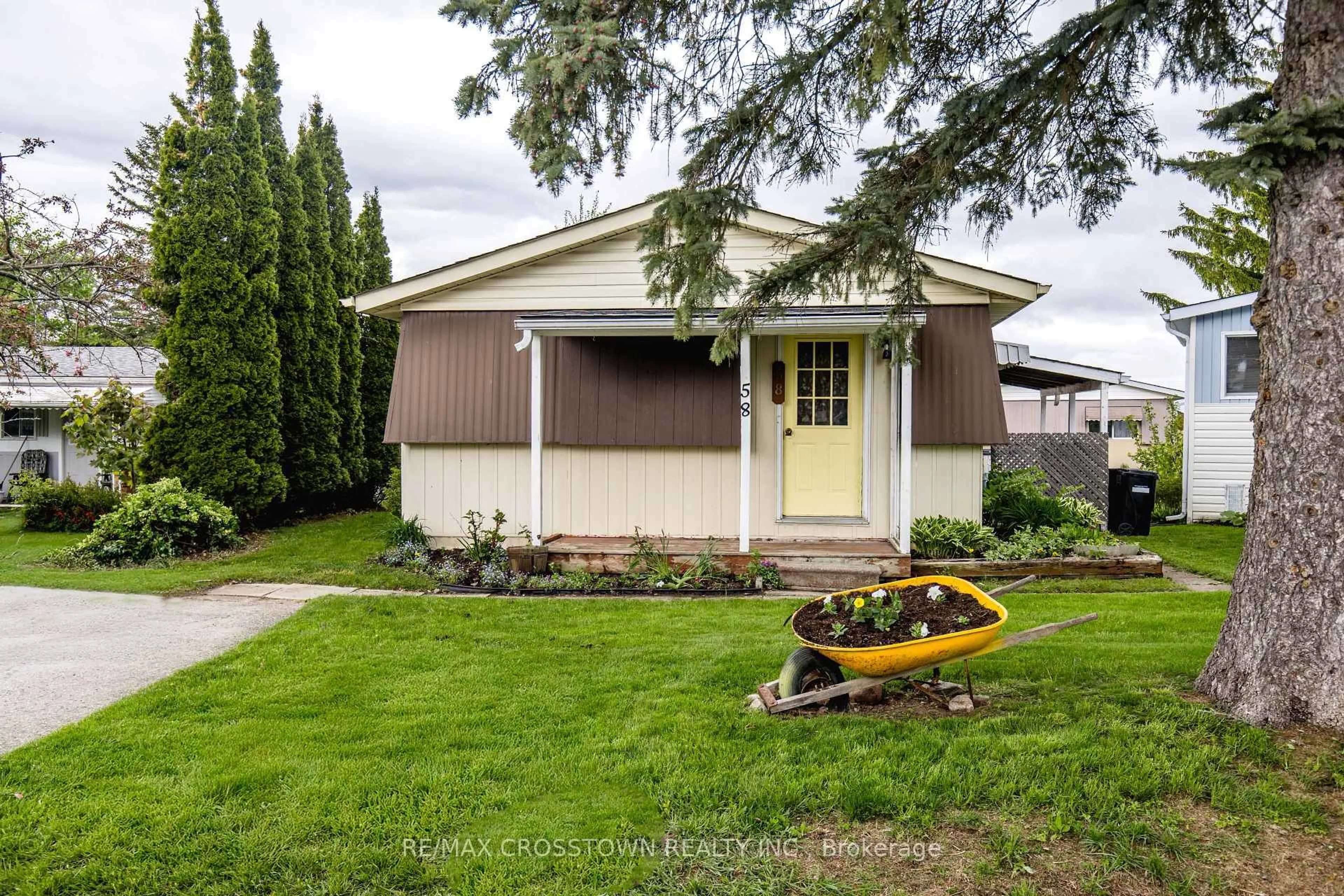 Home with vinyl exterior material, street for 58 HAWTHORNE Dr, Innisfil Ontario L9S 1N9