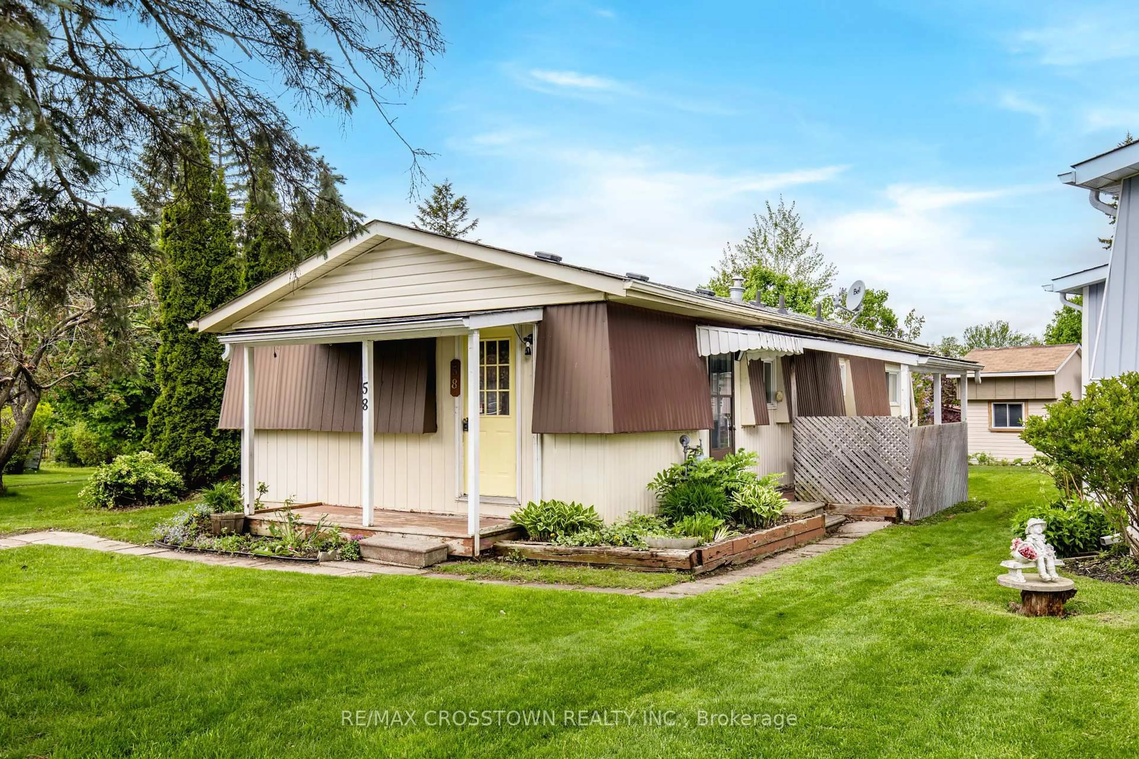 Home with vinyl exterior material, street for 58 HAWTHORNE Dr, Innisfil Ontario L9S 1N9