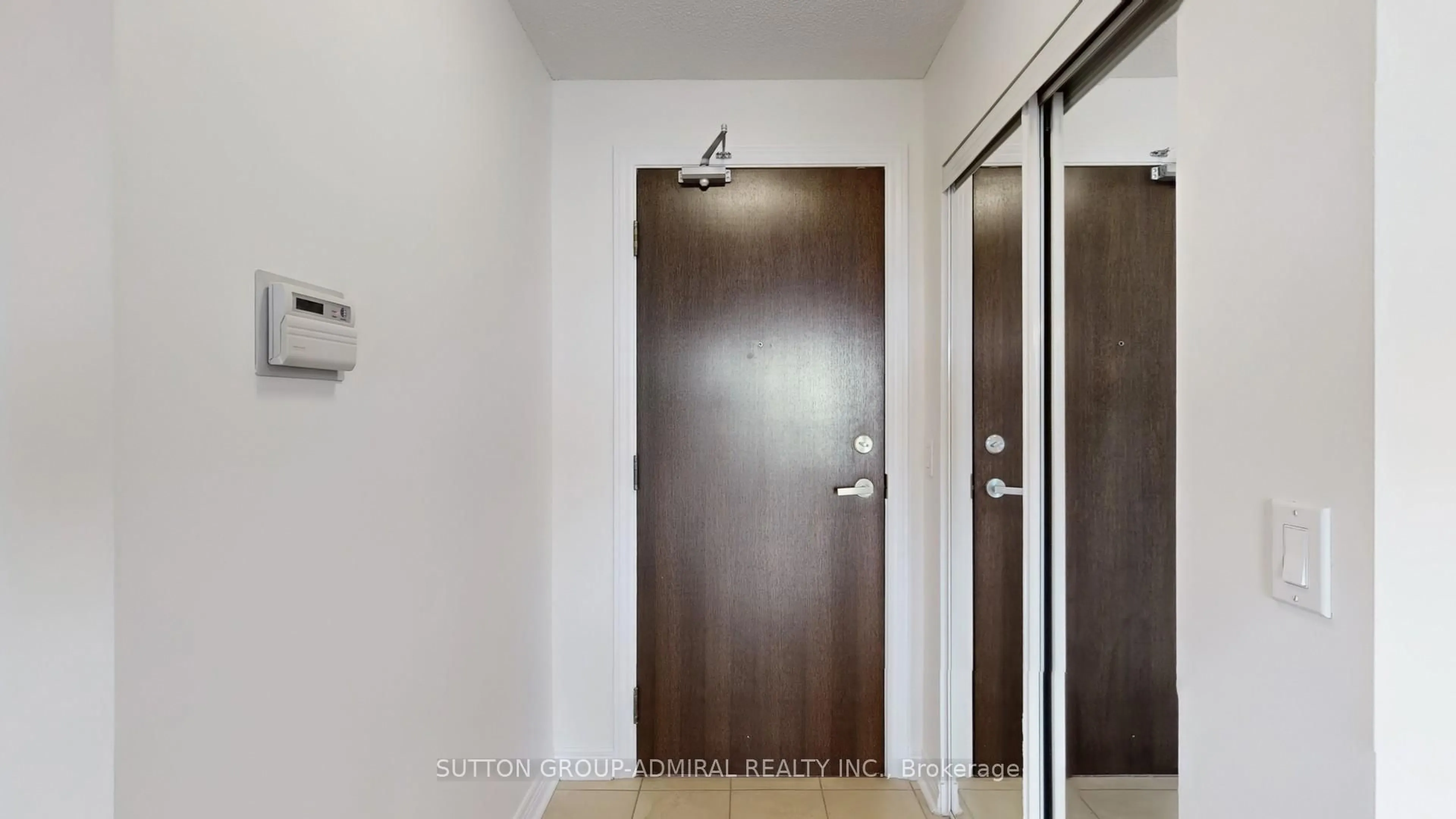 Indoor entryway for 15 North Park Rd #911, Vaughan Ontario L4J 0A1