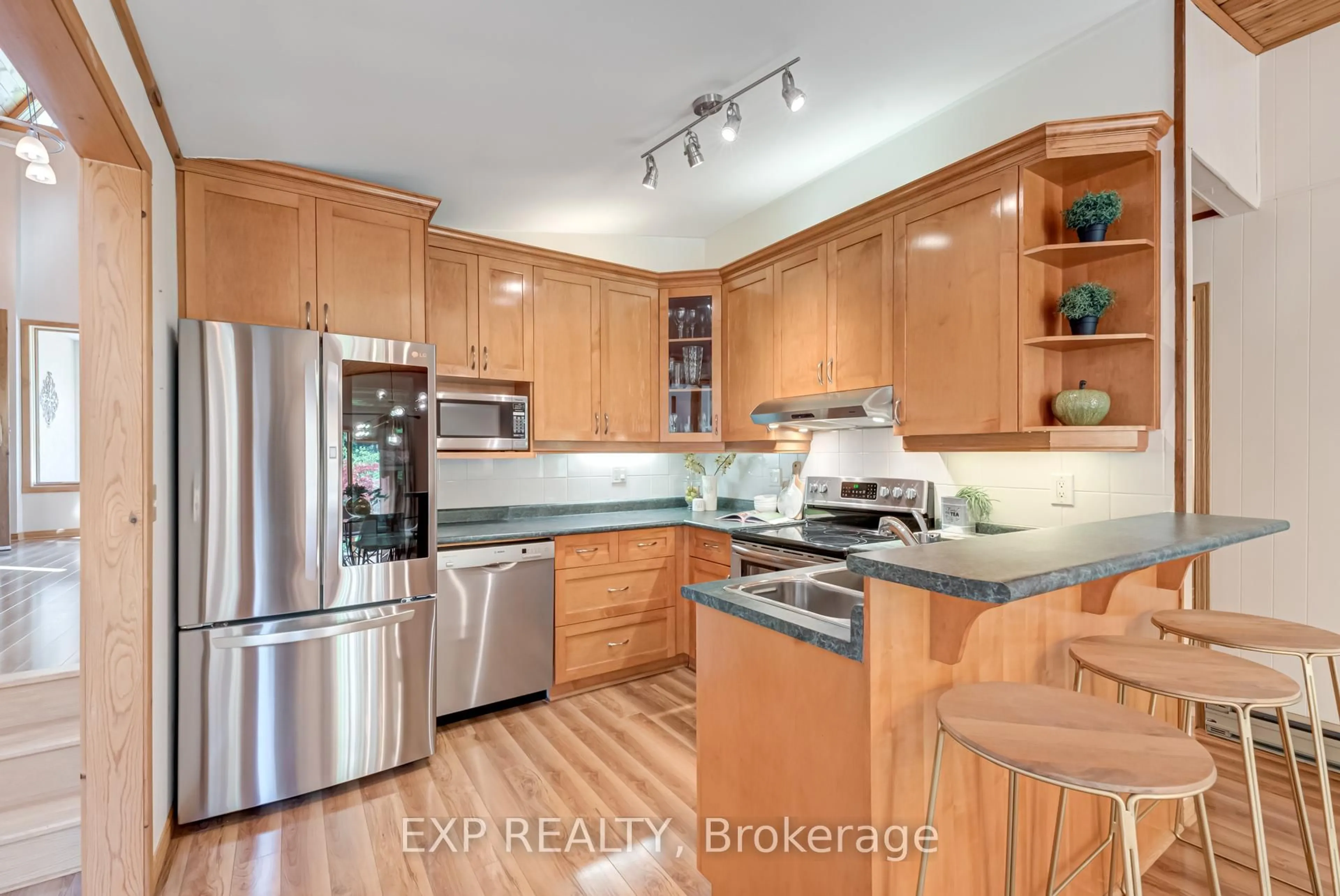 Contemporary kitchen, unknown for 15 Linda Rd, Georgina Ontario L0C 1L0
