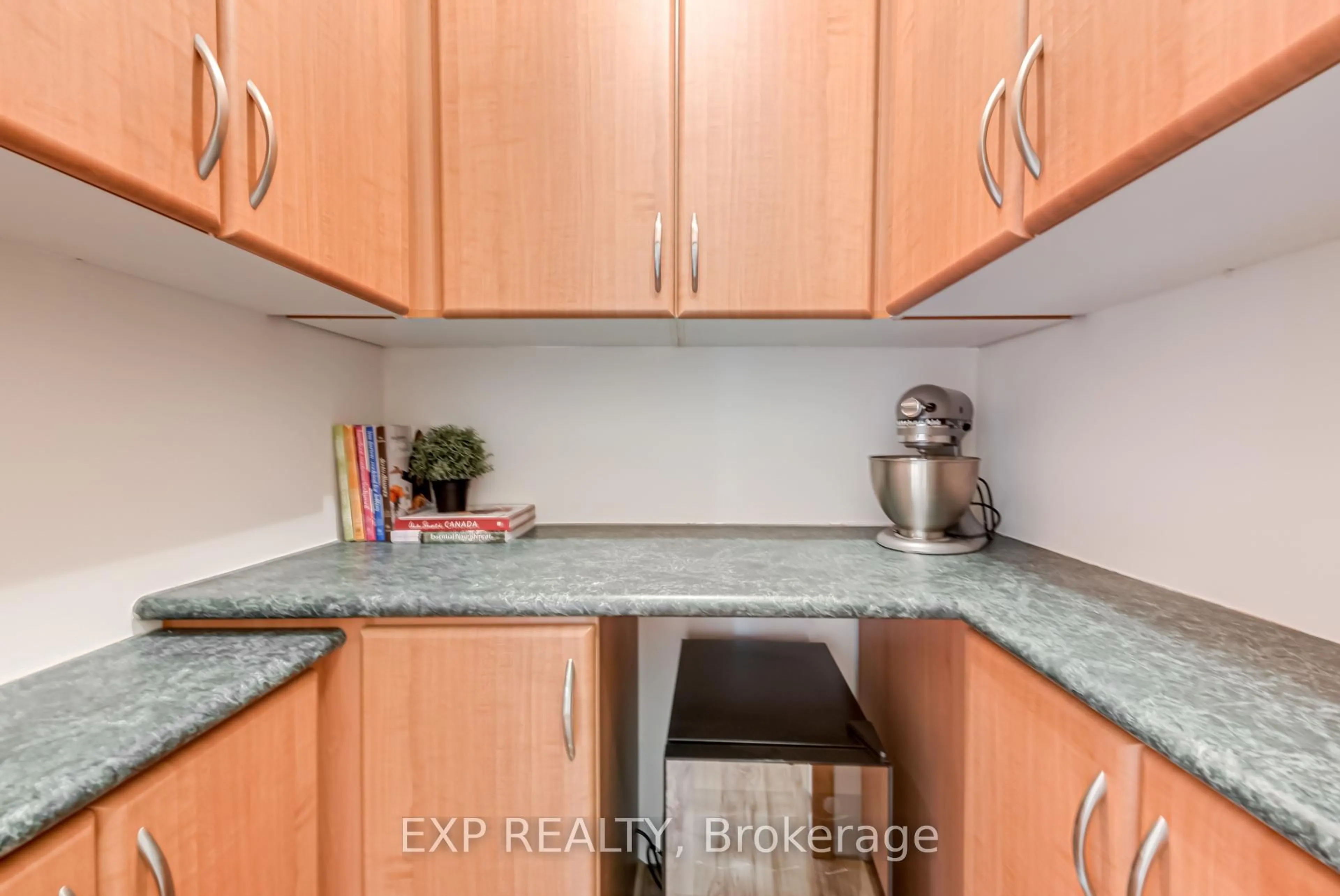 Standard kitchen, unknown for 15 Linda Rd, Georgina Ontario L0C 1L0