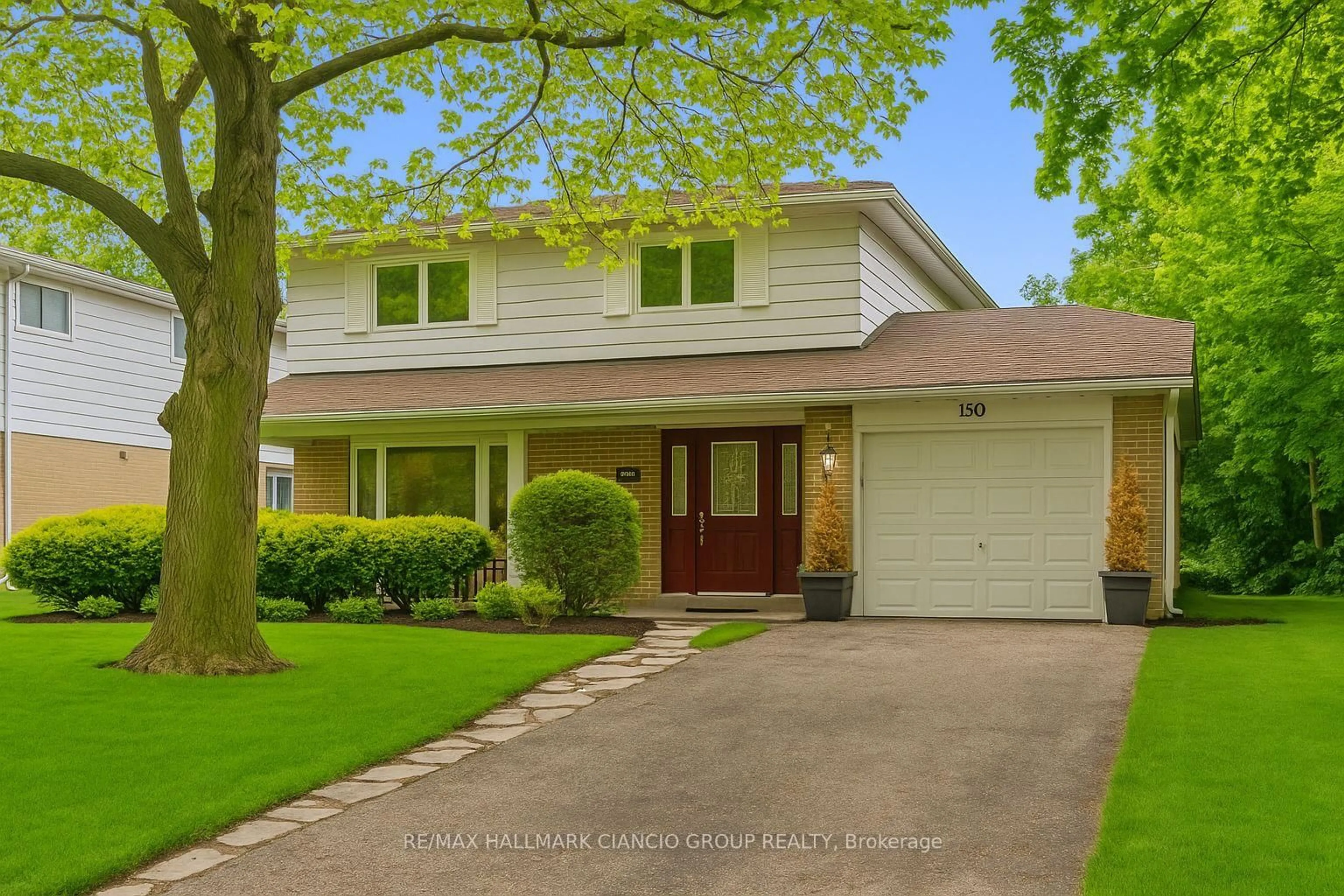 Home with vinyl exterior material, street for 150 Orchard Heights Blvd, Aurora Ontario L4G 3A2
