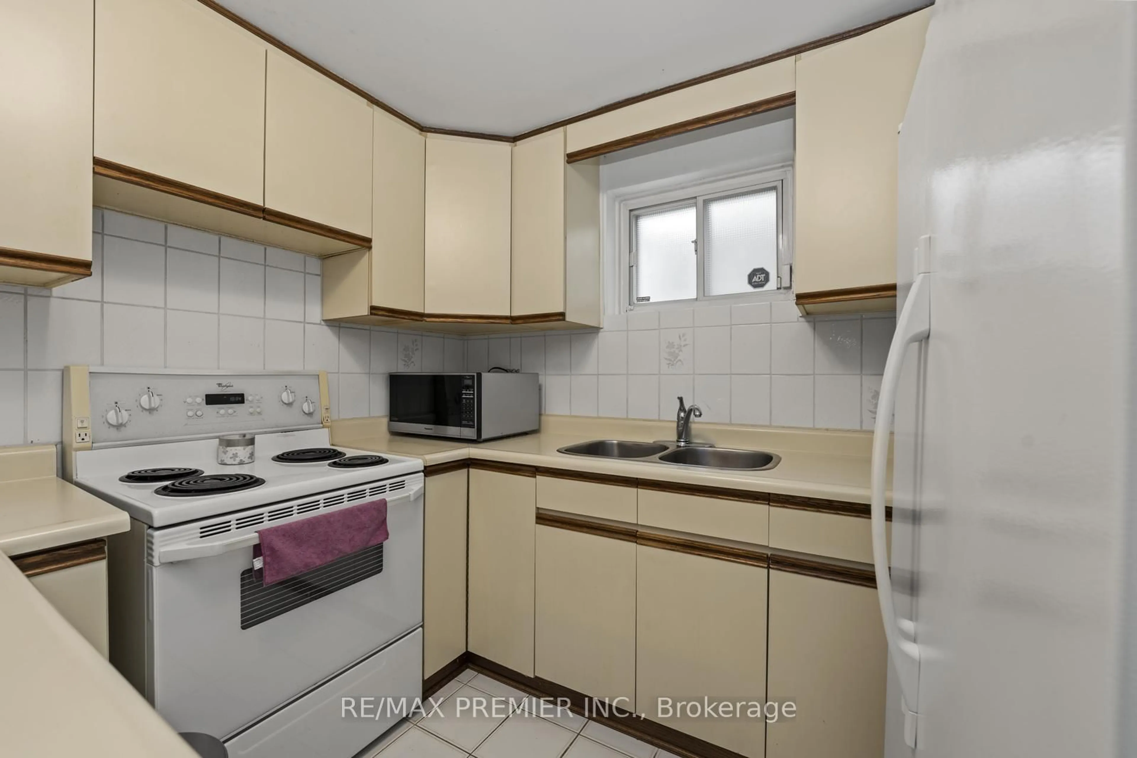 Standard kitchen, wood/laminate floor for 127 O'Connor Cres, Richmond Hill Ontario L4C 7R7
