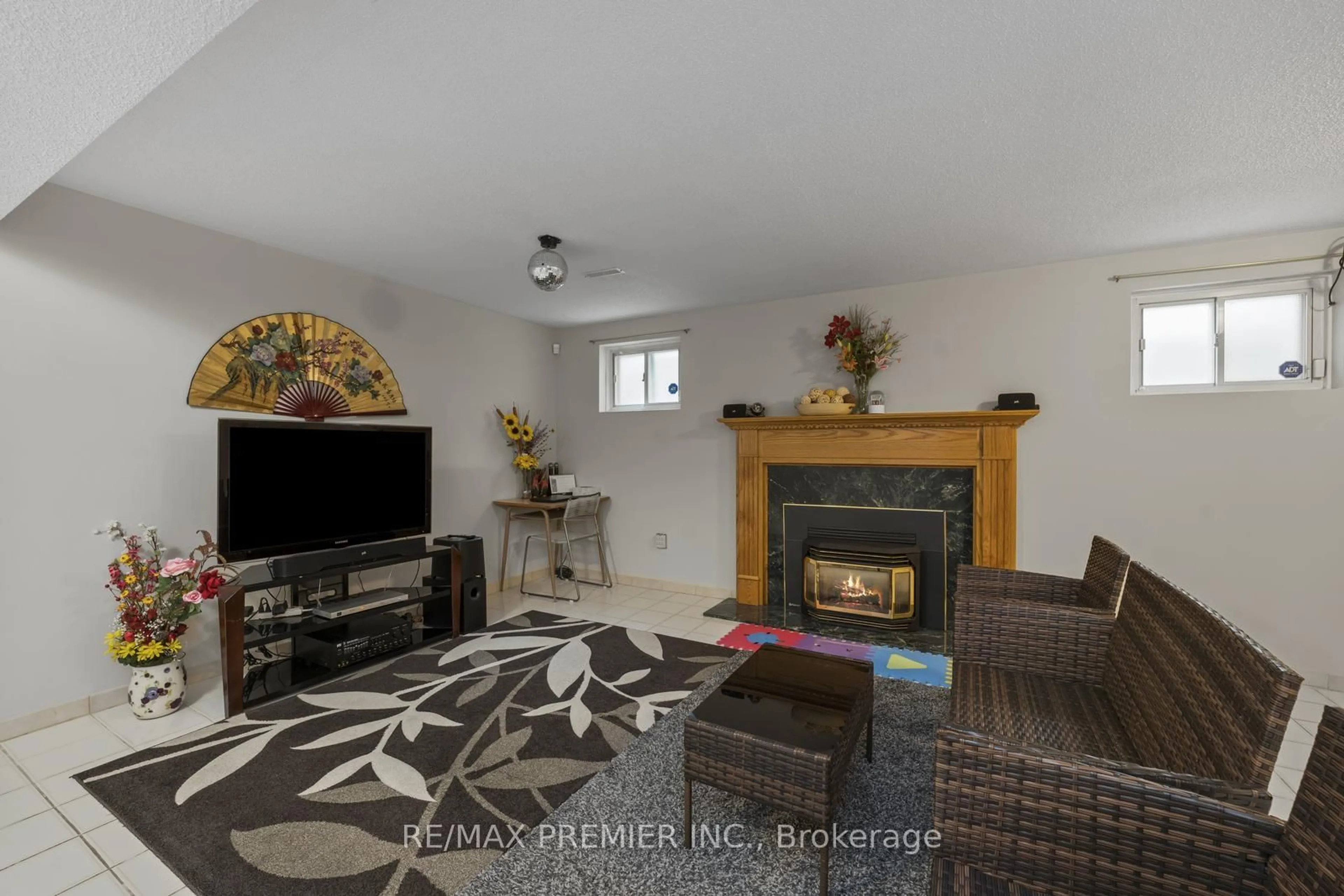 Living room with furniture, unknown for 127 O'Connor Cres, Richmond Hill Ontario L4C 7R7