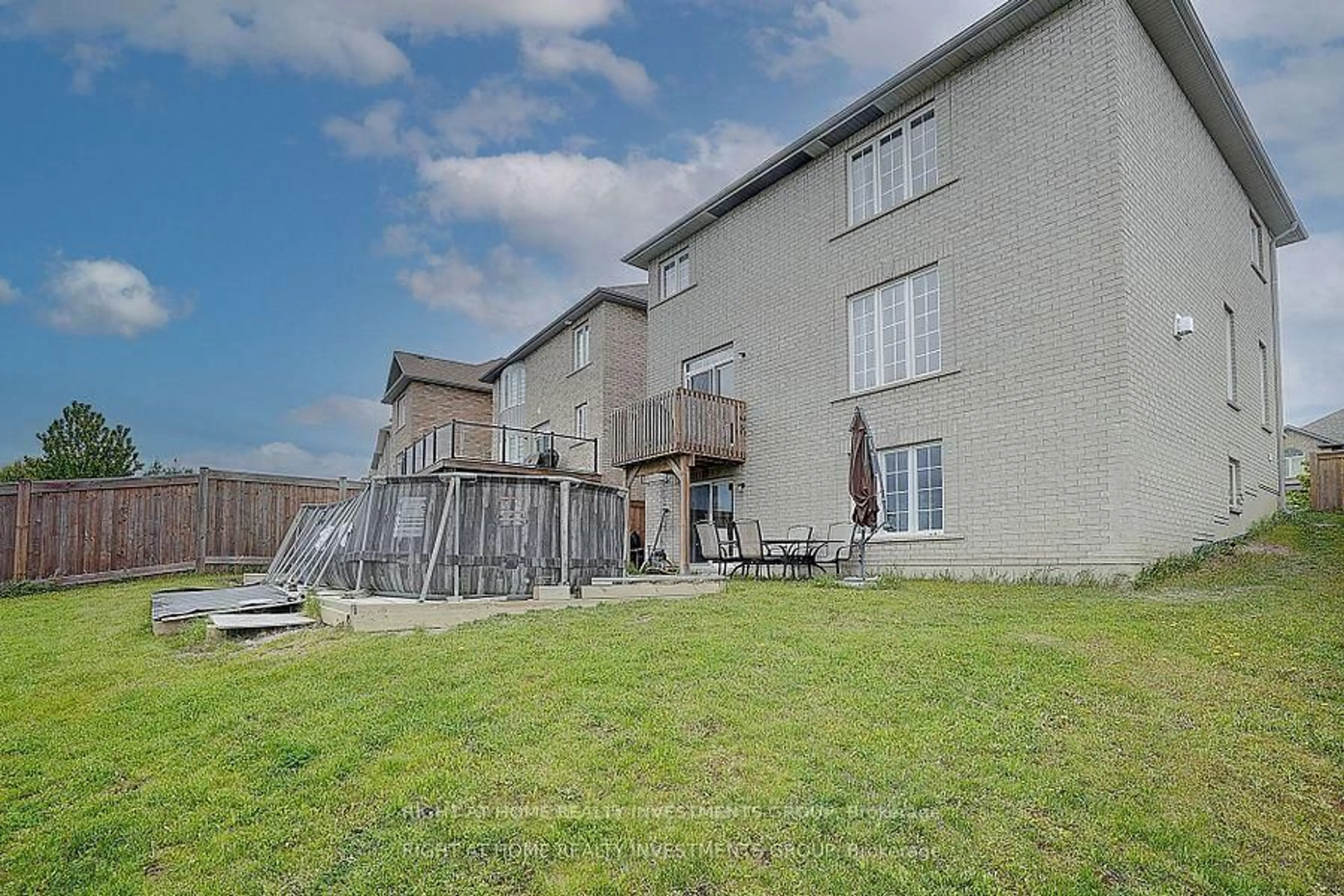 A pic from outside/outdoor area/front of a property/back of a property/a pic from drone, building for 208 Rutherford Rd, Bradford West Gwillimbury Ontario L3Z 0X5