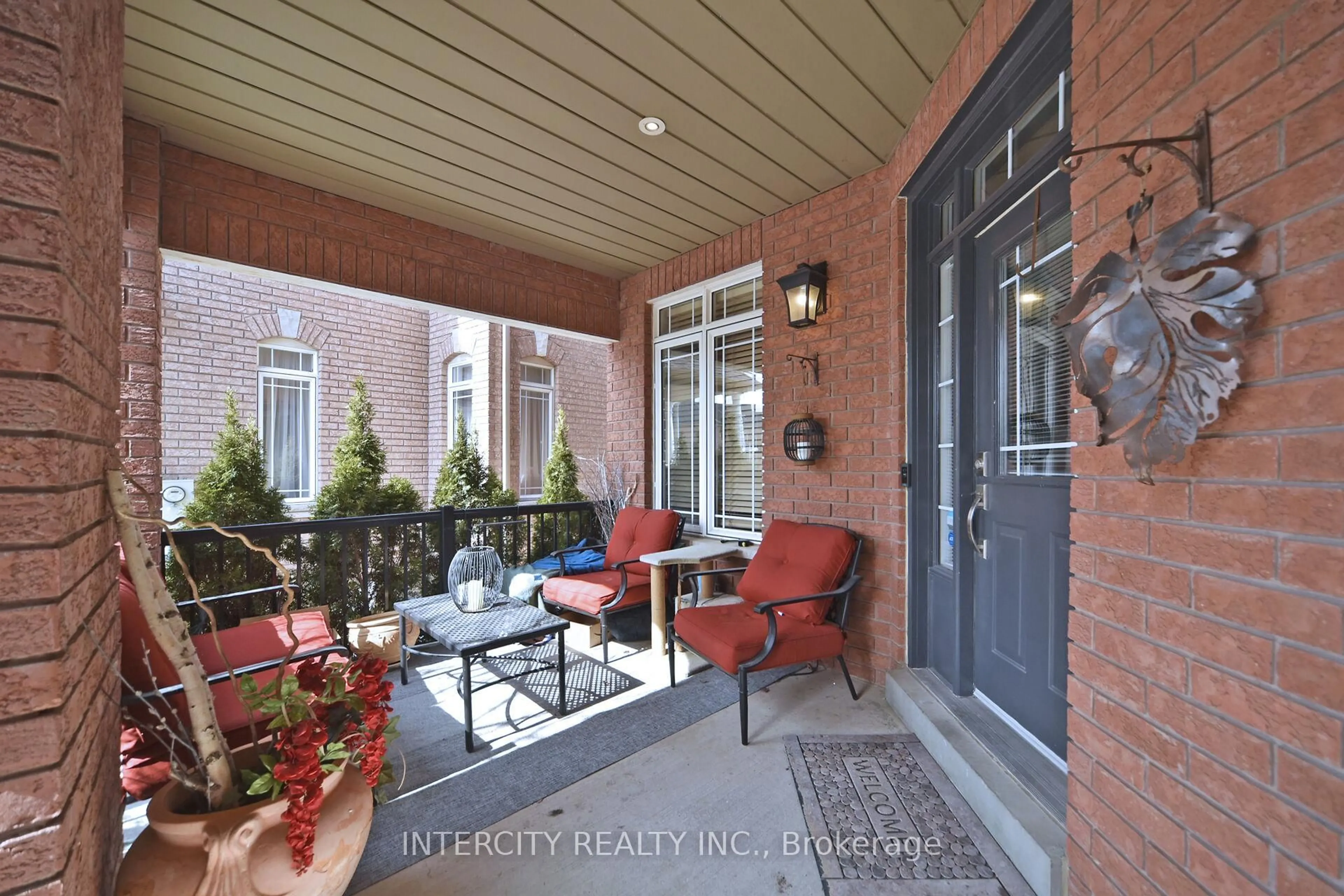 Patio, street for 122 Estate Garden Dr, Richmond Hill Ontario L4E 3V6
