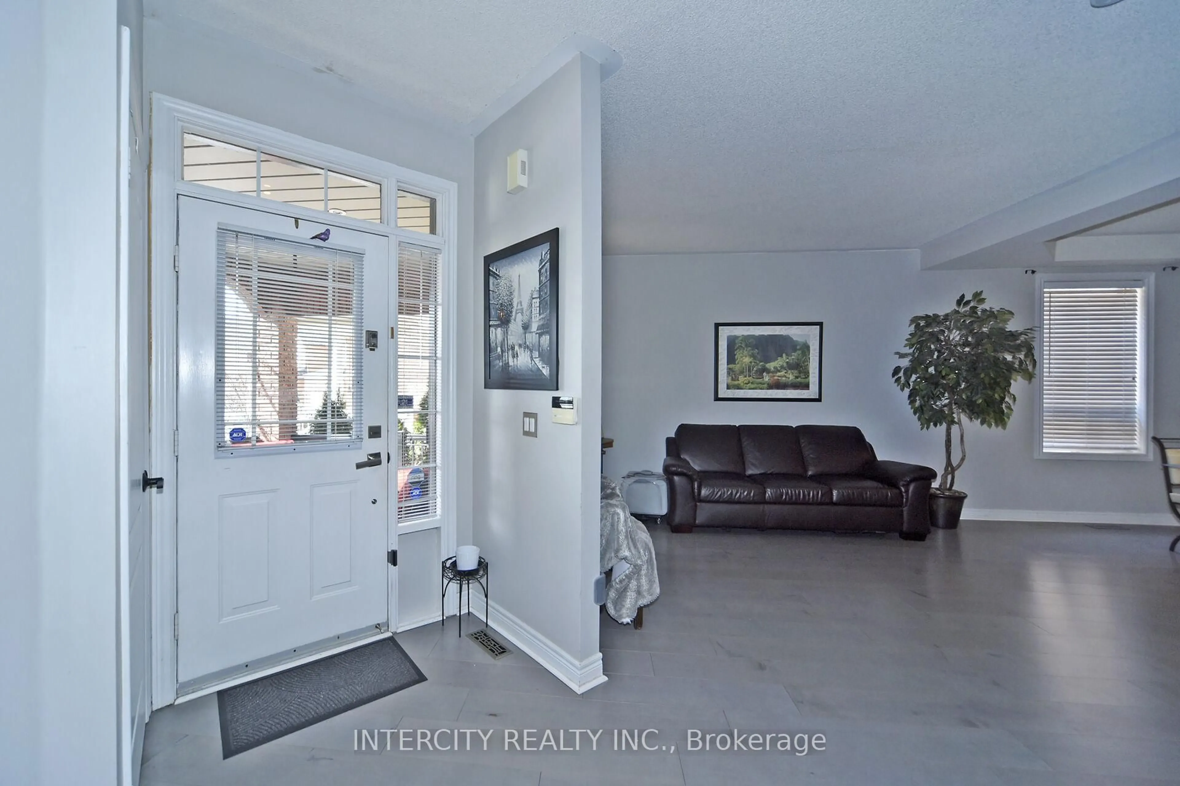 Indoor entryway for 122 Estate Garden Dr, Richmond Hill Ontario L4E 3V6