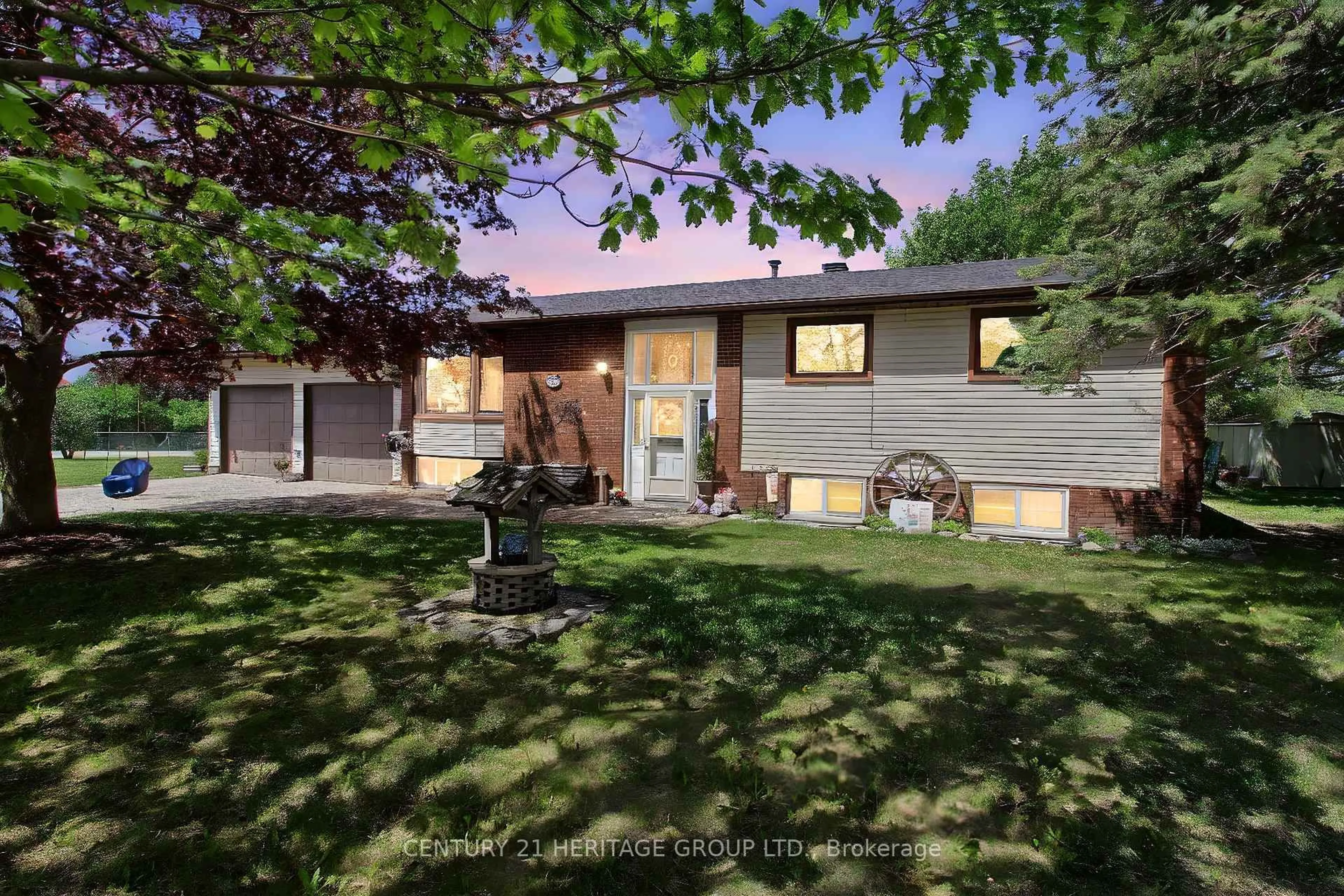 A pic from outside/outdoor area/front of a property/back of a property/a pic from drone, street for 1 Park Rd, Bradford West Gwillimbury Ontario L0G 1B0