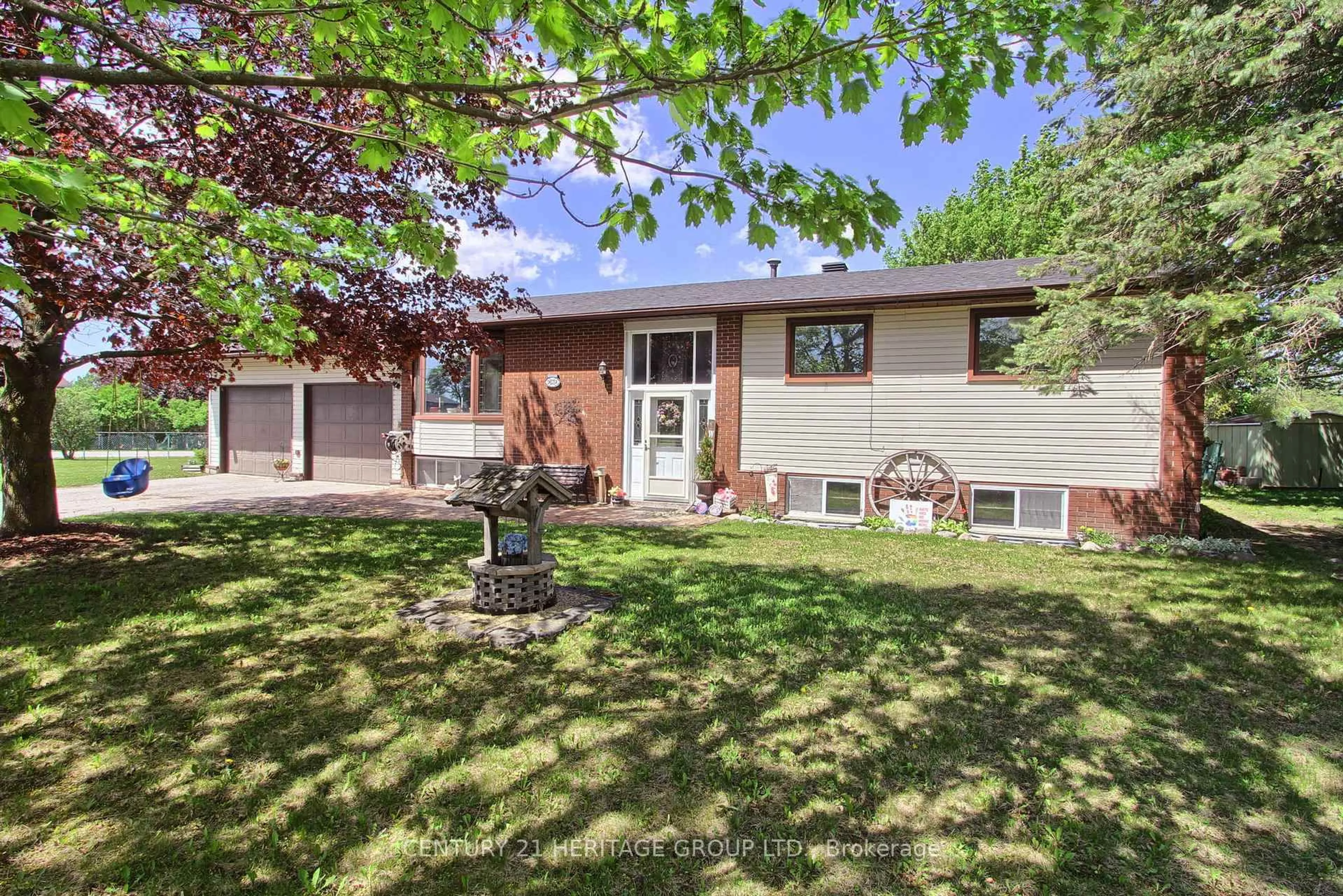 Home with vinyl exterior material, street for 1 Park Rd, Bradford West Gwillimbury Ontario L0G 1B0