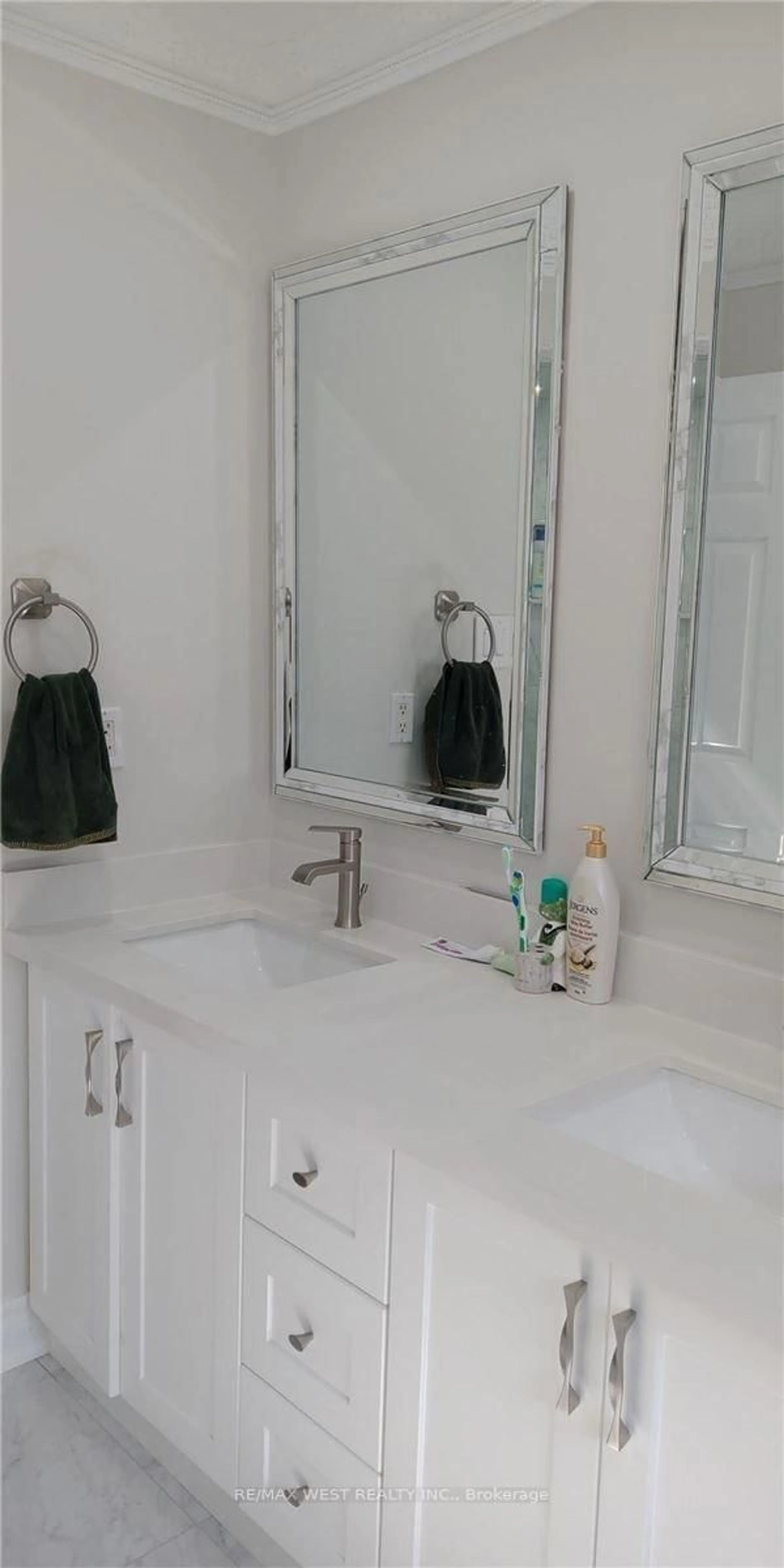 Unknown for 370 Savage Rd, Newmarket Ontario L3X 1S3
